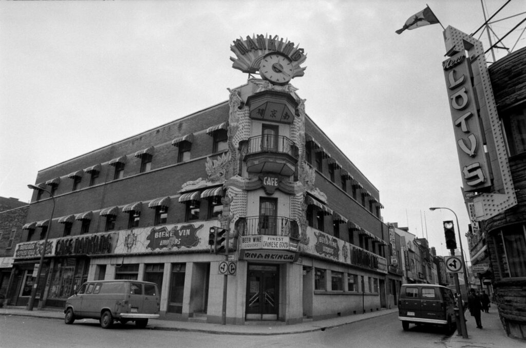 Le Nanking Café ouvre ses portes en 1933 à l’intersection des rues Clark et De la Gauchetière dans le quartier chinois, 1960-1970.