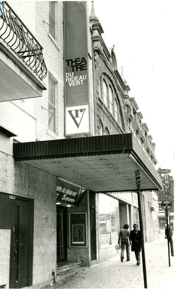L’entrée principale de l’ancien Théâtre Stella, devenu le Théâtre du Rideau Vert depuis 1968, avant sa réfection complète en 1991, 12 février 1974.