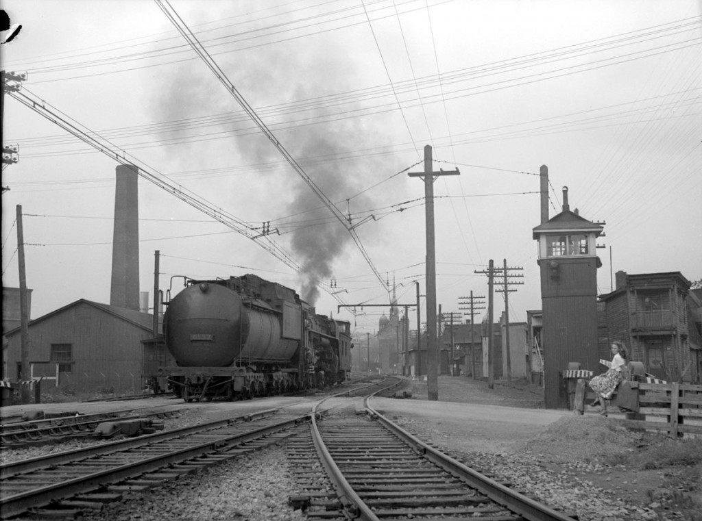 La locomotive et le wagon de queue passent sur la voie ferrée devant Gabrielle Roy, 29 août 1945.