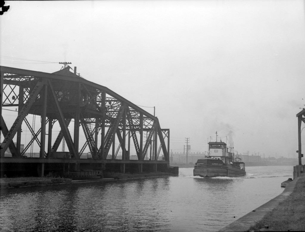 Le pont Atwater pivote pour laisser un bateau naviguer sur le canal de Lachine, 29 août 1945.