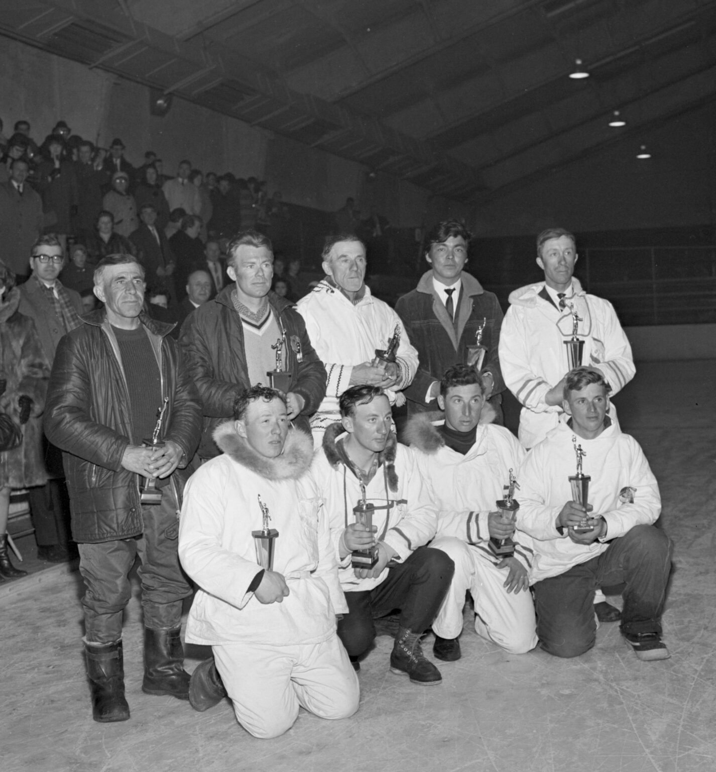 Les participants à la course en cométique au Palais des sports de Sept-Îles, mars 1967