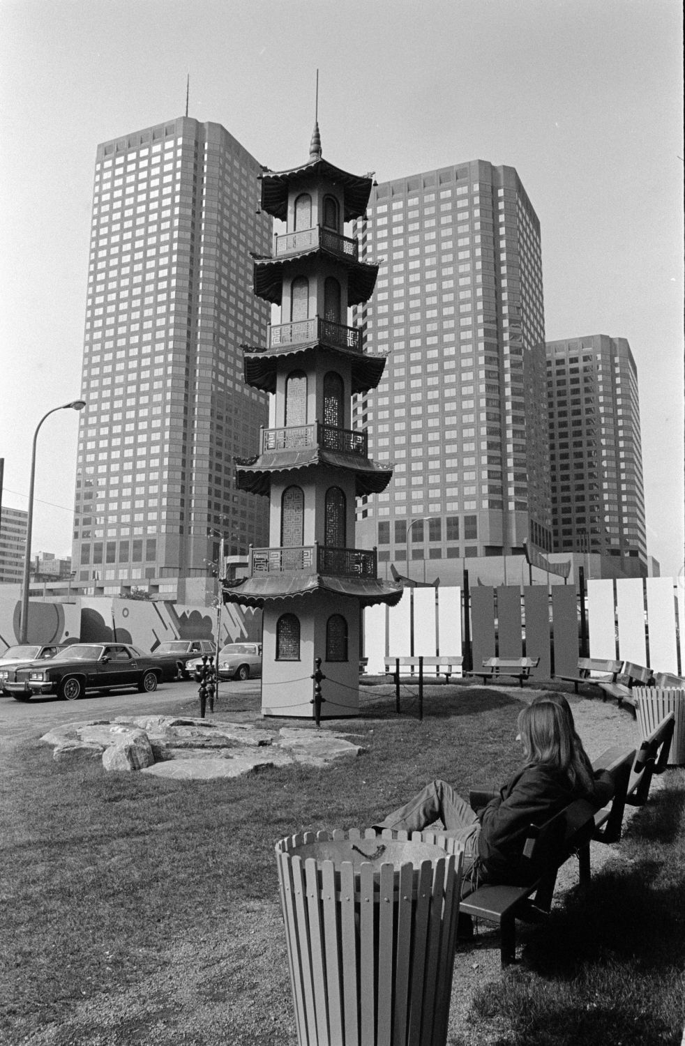 Pagode au centre-ville de Montréal, dans le quartier chinois de Montréal, 1978.