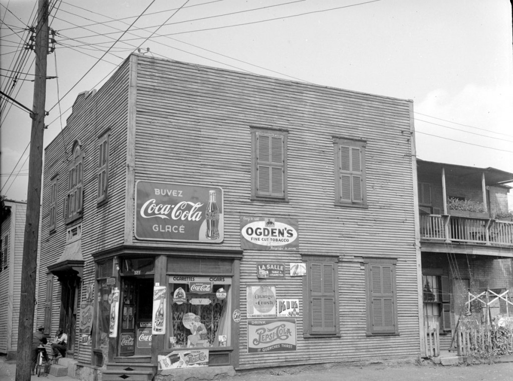 Restaurant aux vitrines et aux murs couverts de panneaux publicitaires, rue Saint-Ferdinand, 29 août 1945.
