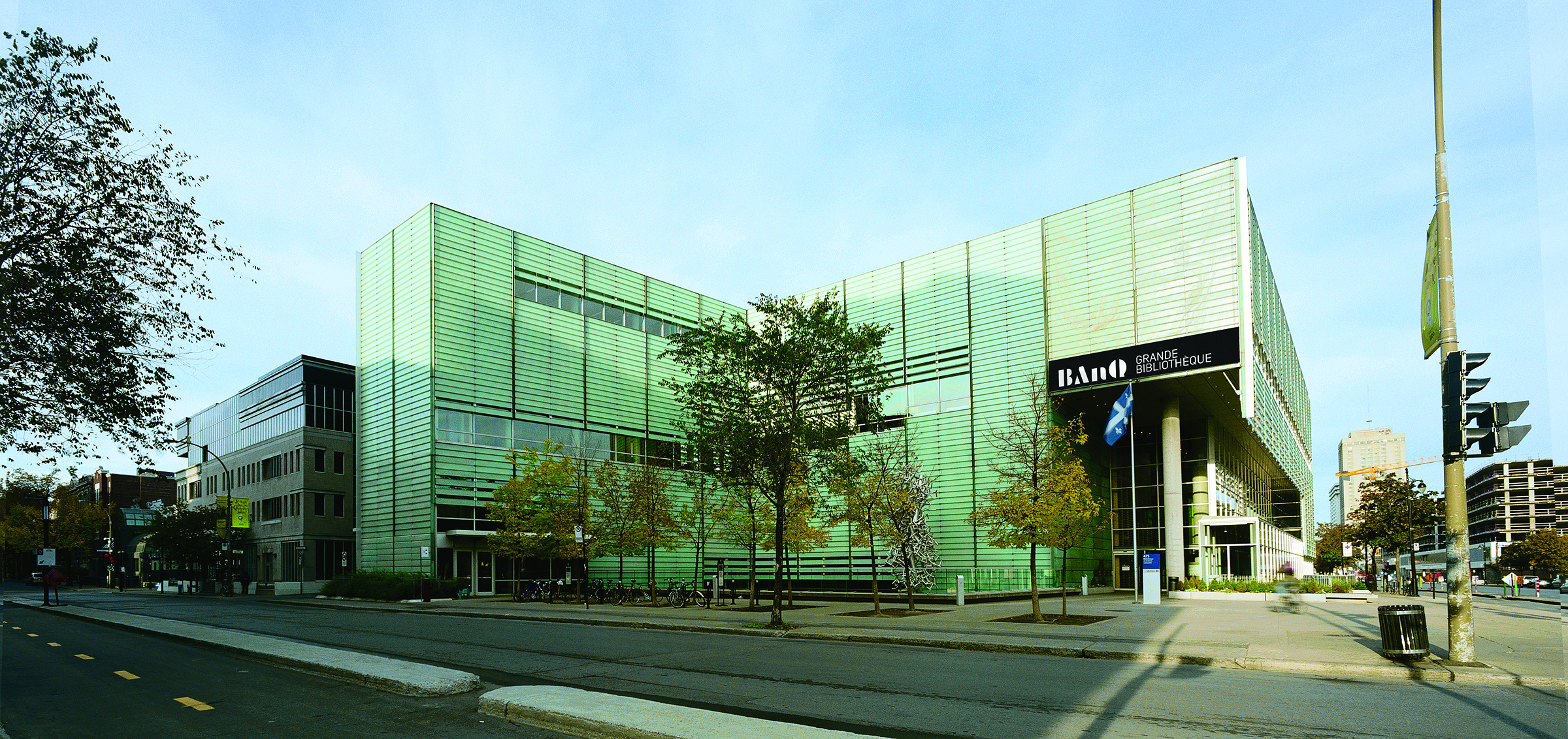 L'édifice de la Grande Bibliothèque vue de l'intersection de la rue Berri et du boulevard de Maisonneuve.