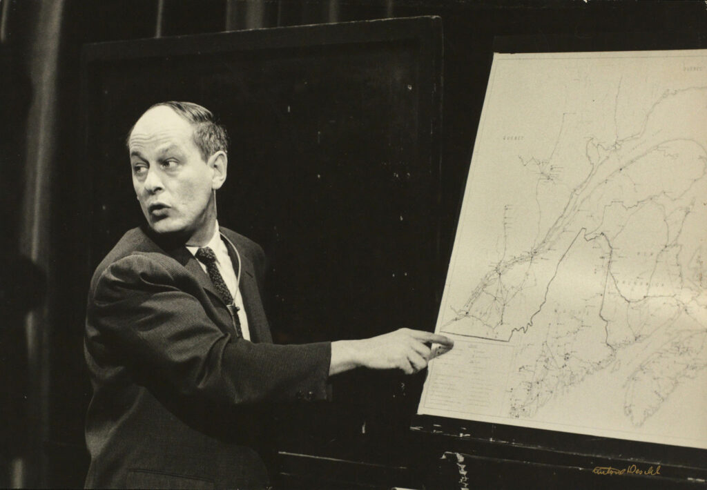 René Lévesque à l’émission Point de mire, entre 1956 et 1959, Archives nationales à Montréal, fonds Antoine Desilets, (06M, P697, S1, SS1, SSS14), Antoine Desilets.
