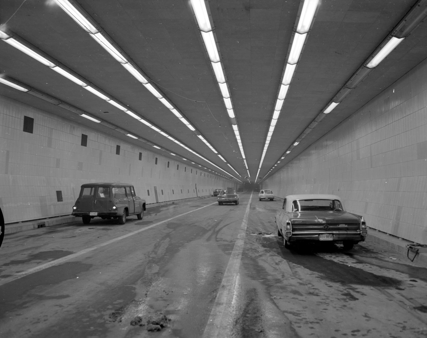 Automobiles circulant dans la partie souterraine du pont-tunnel Louis-Hippolyte La Fontaine