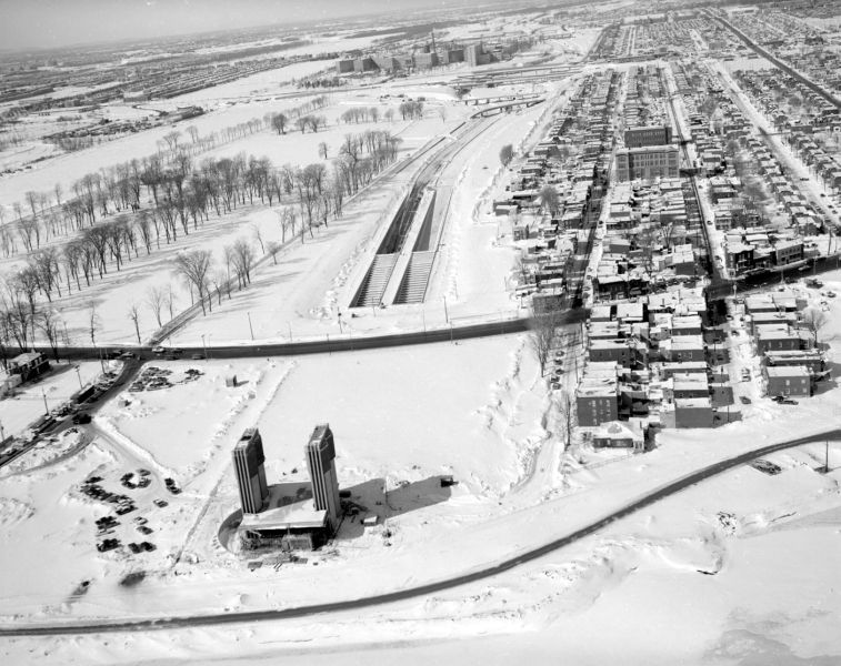 Vue aérienne de l’entrée nord et des tours de ventilation du pont-tunnel, 