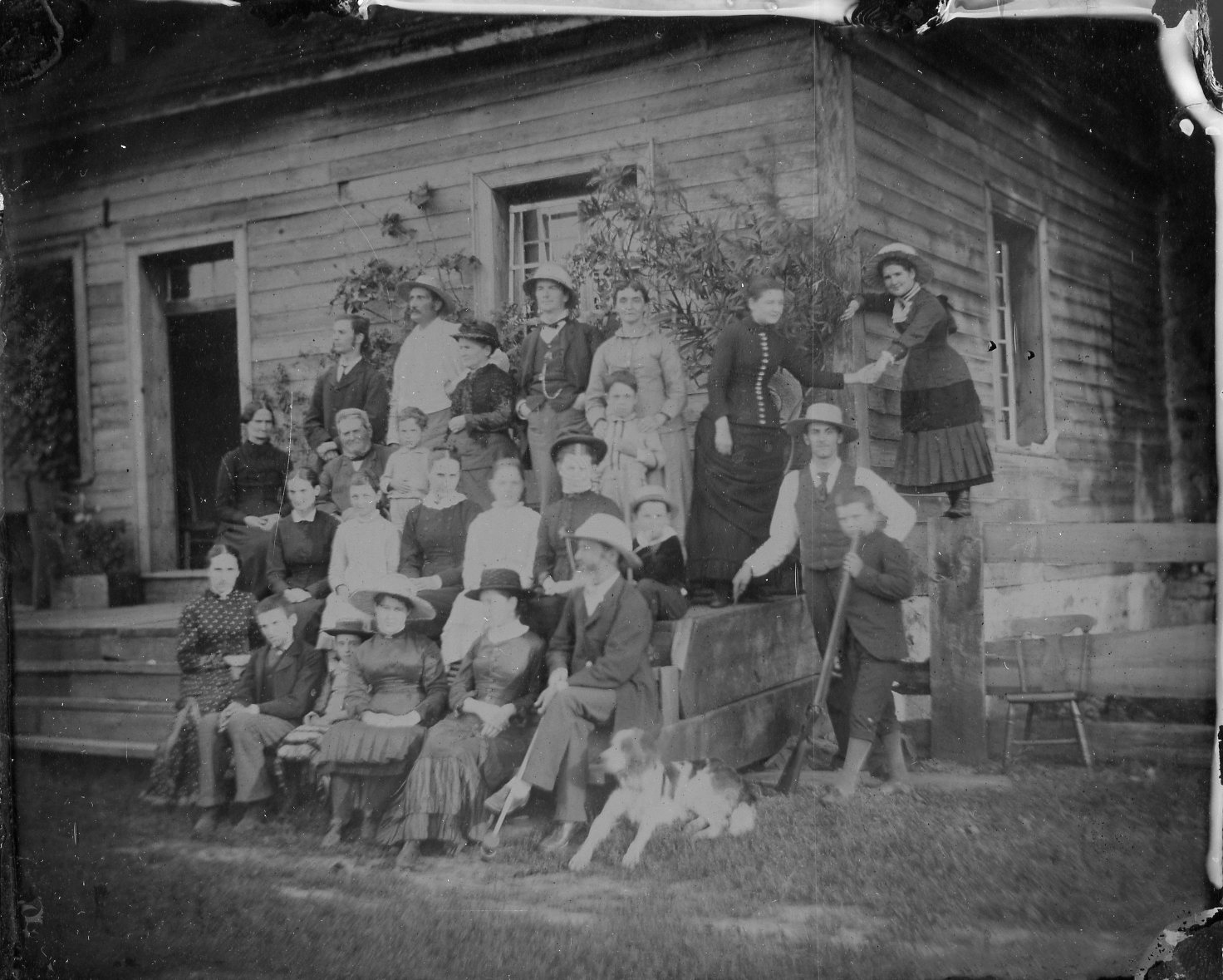 Famille devant une maison