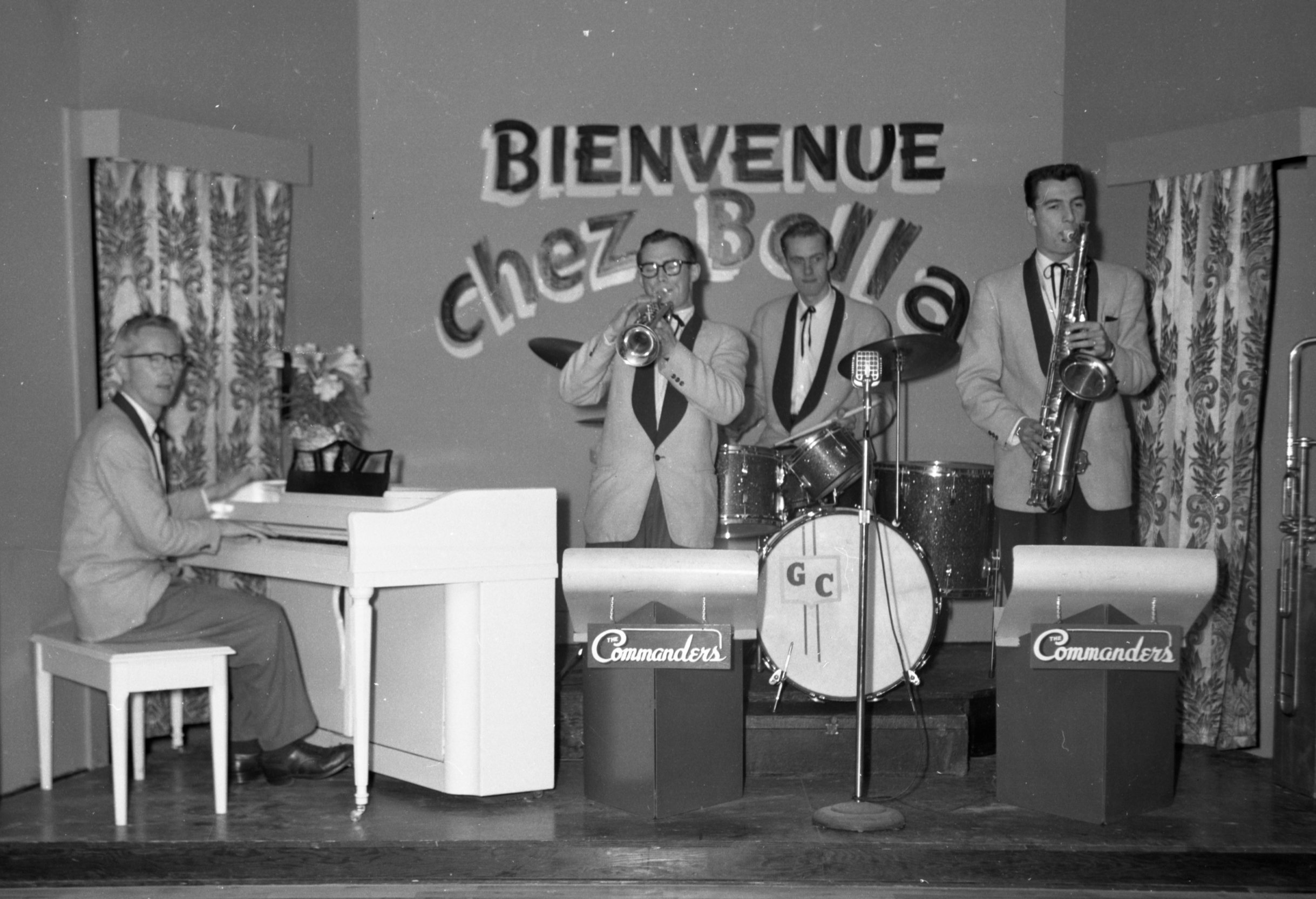 Le groupe musical The Commanders performe sur la scène du club Chez Bella, 1955