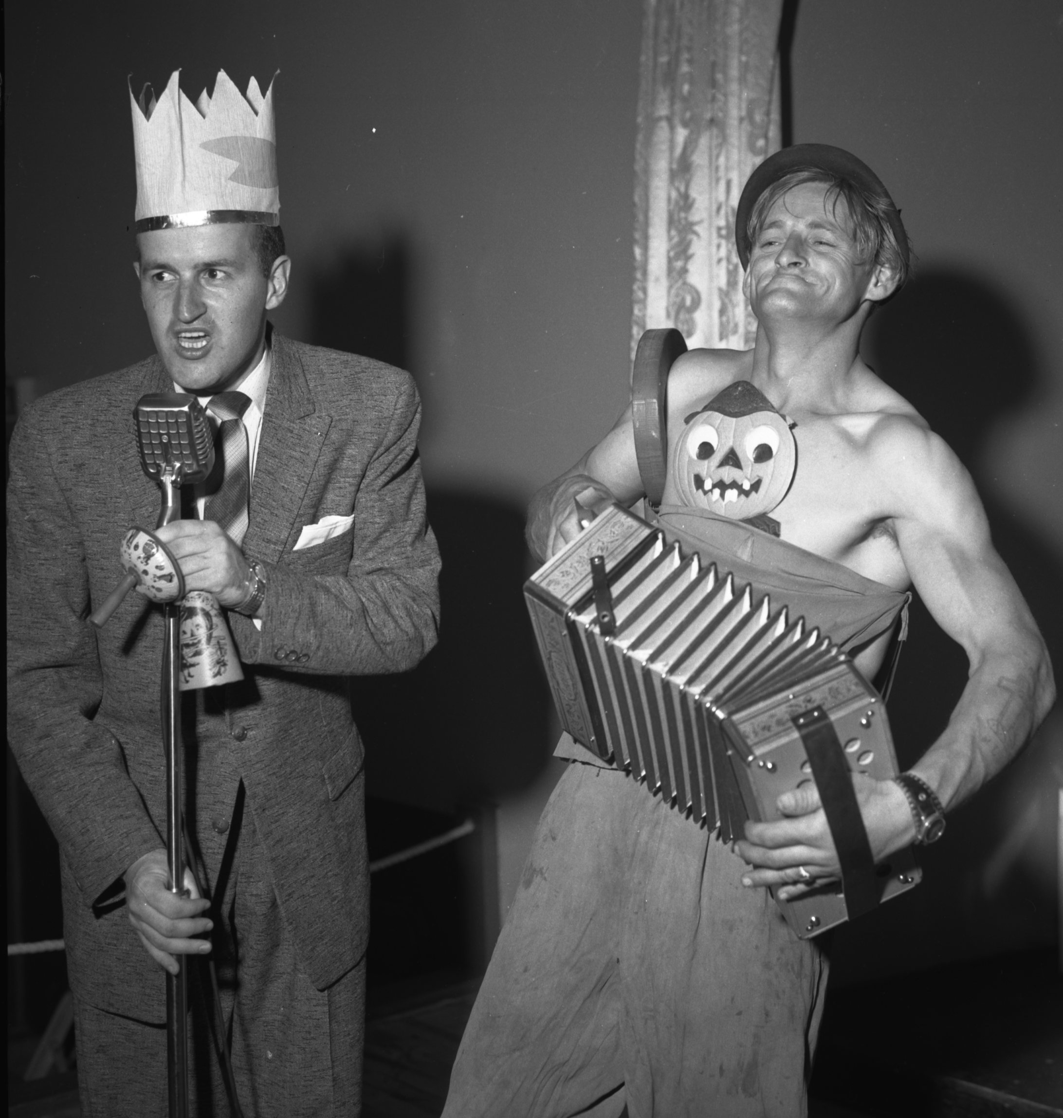 Deux hommes costumés sur la scène du club Chez Bella, 1955