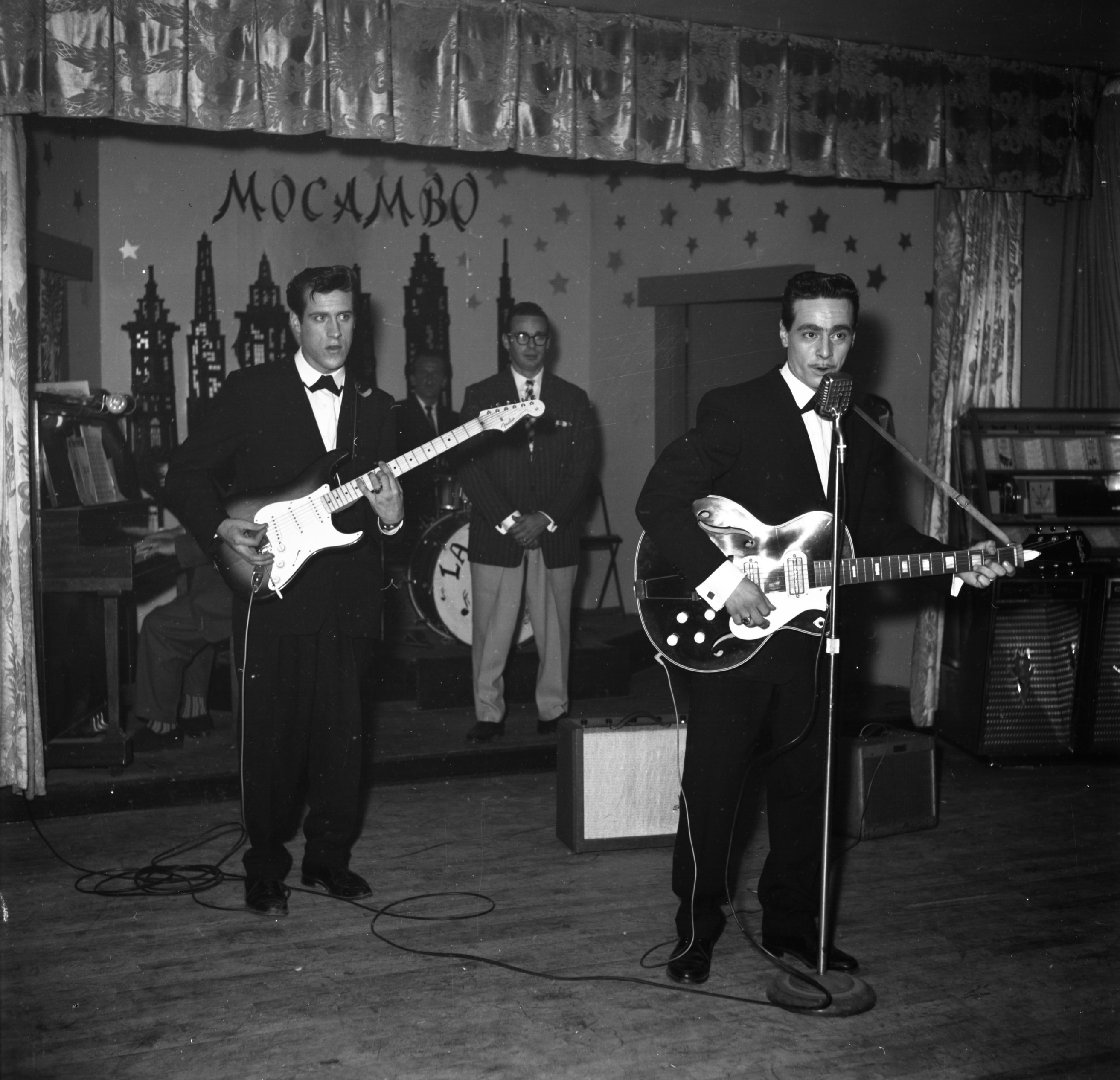 Groupe musical performant sur la scène du club Mocambo, 1959
