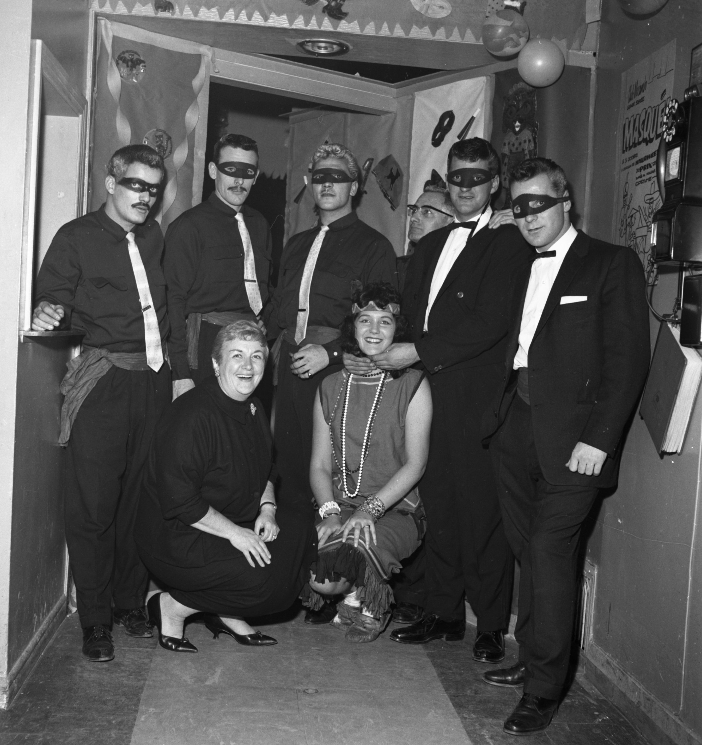Septiliens au club Mocambo pour une soirée masquée, 1959