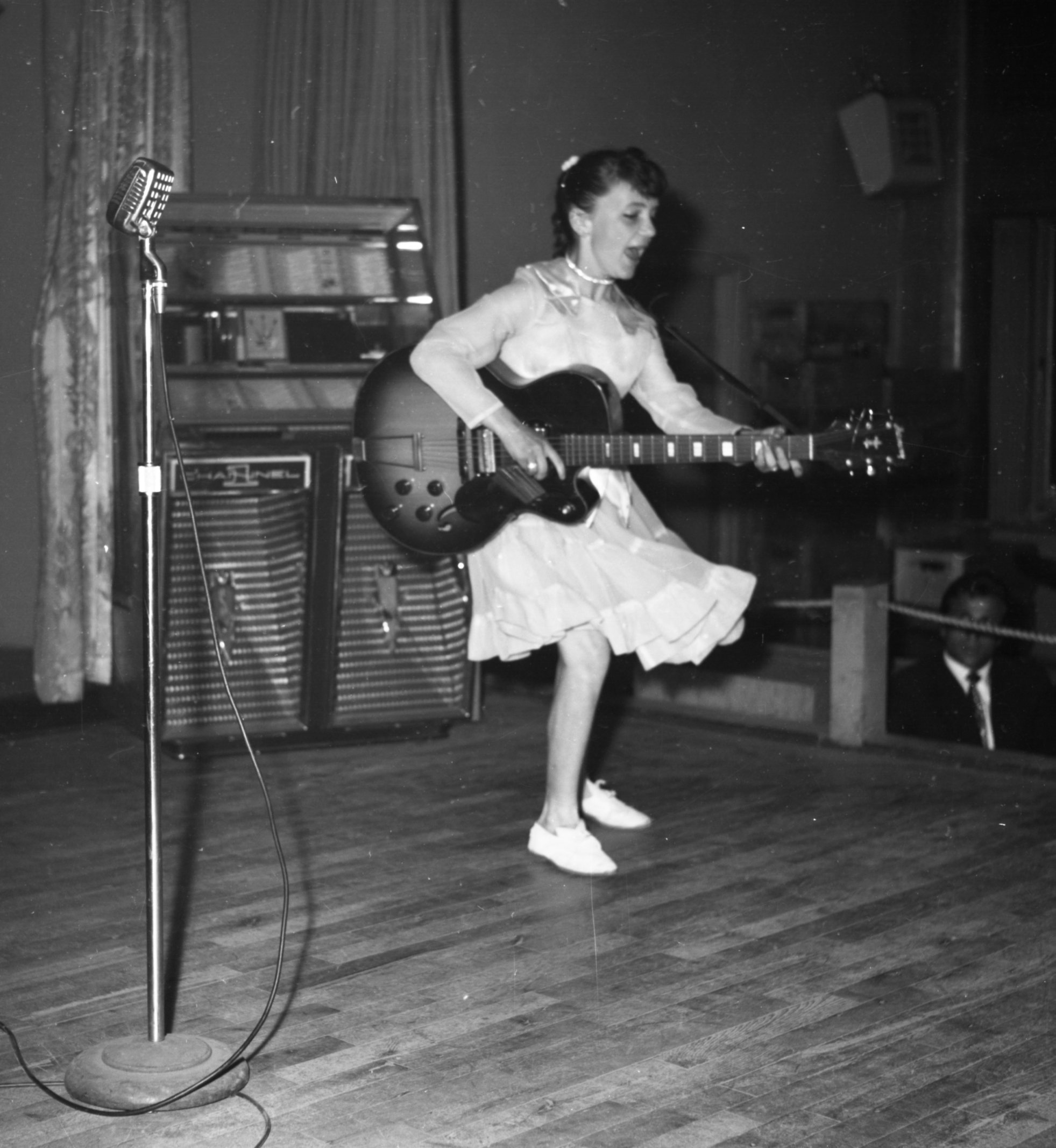 Jeune dame performant sur la scène du club Mocambo, 1959