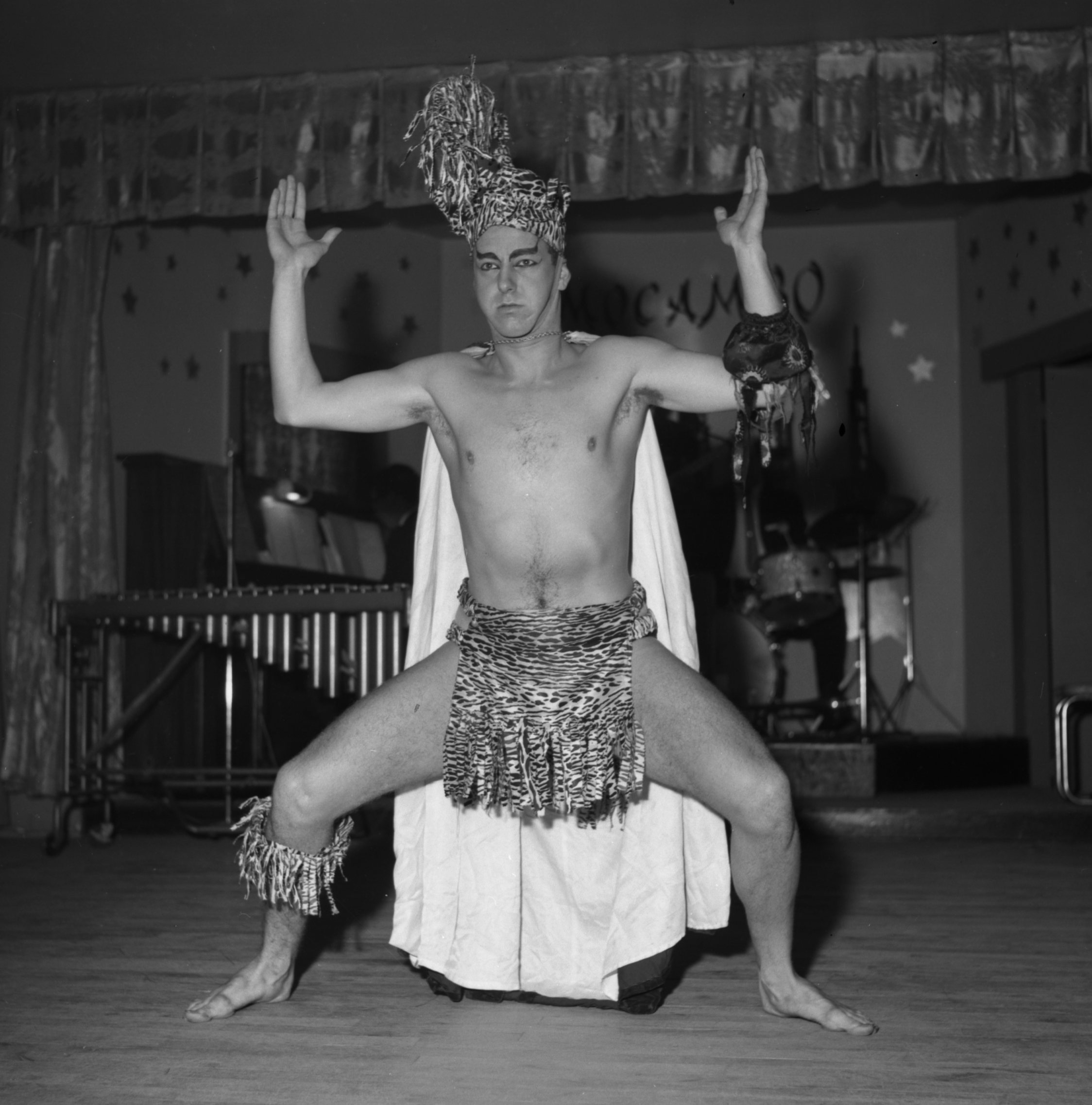Un homme costumé danse sur la scène du club Mocambo, 1959