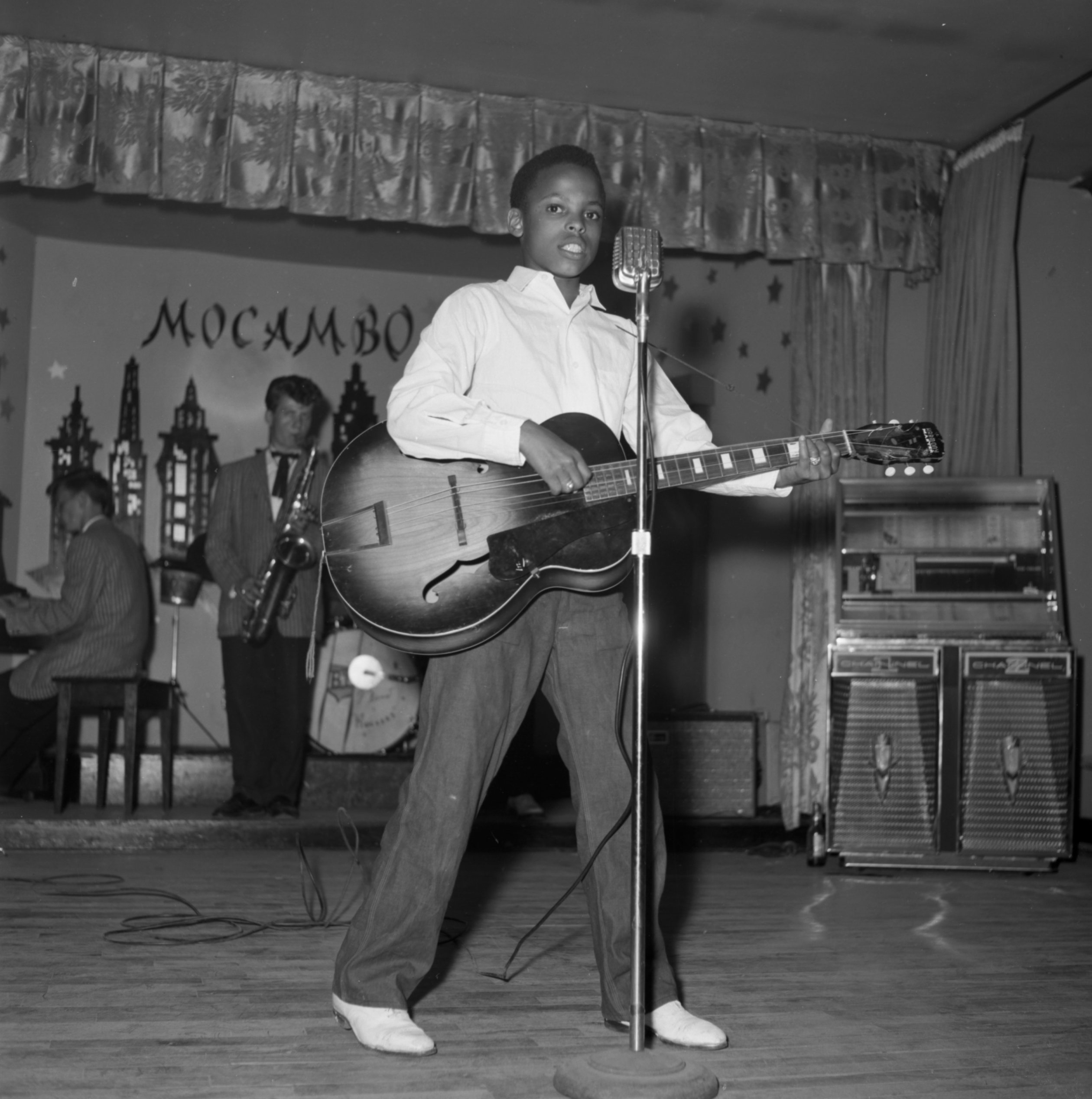 Jeune homme sur la scène du club Mocambo, 1959