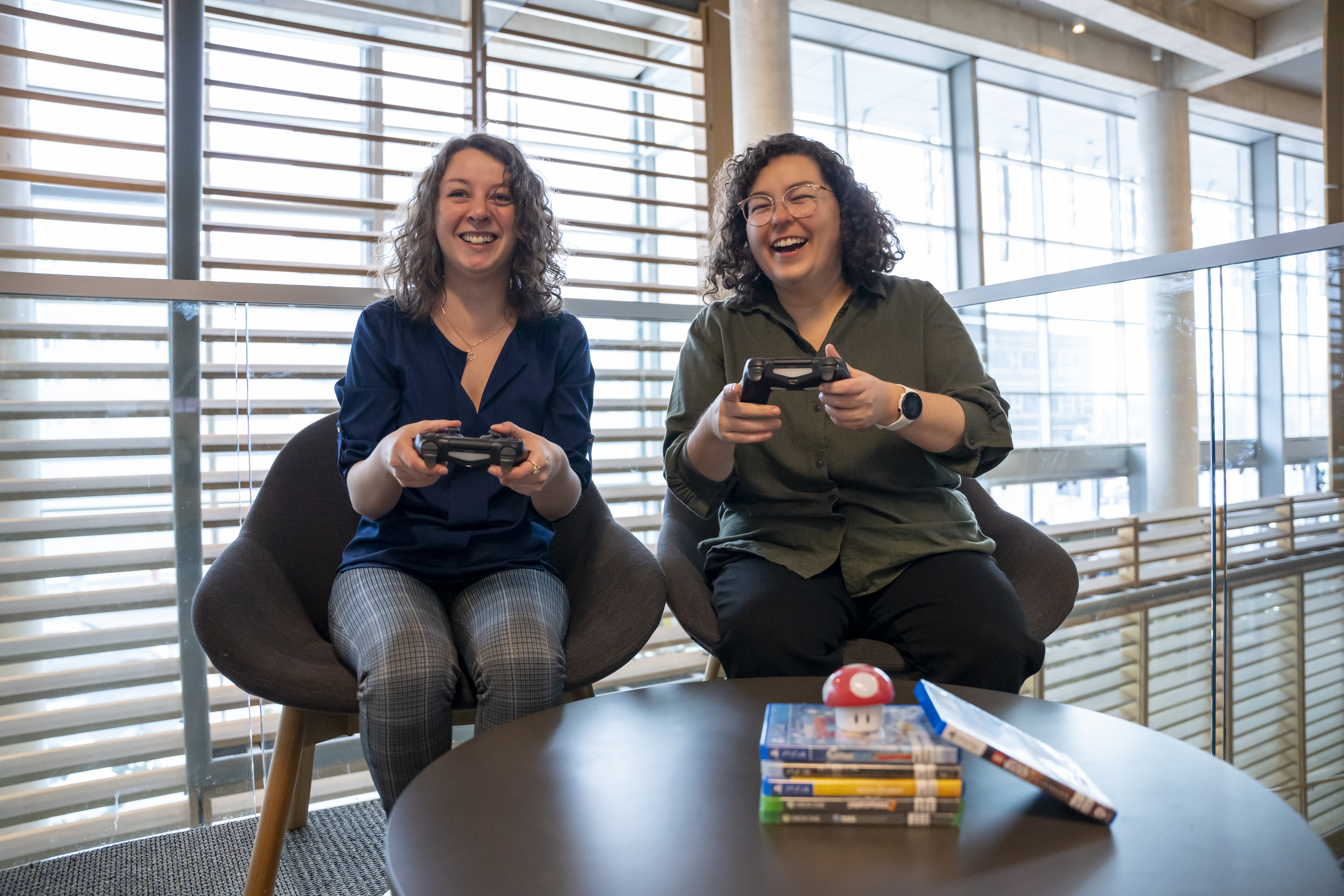 Deux femmes jouant à un jeu vidéo.