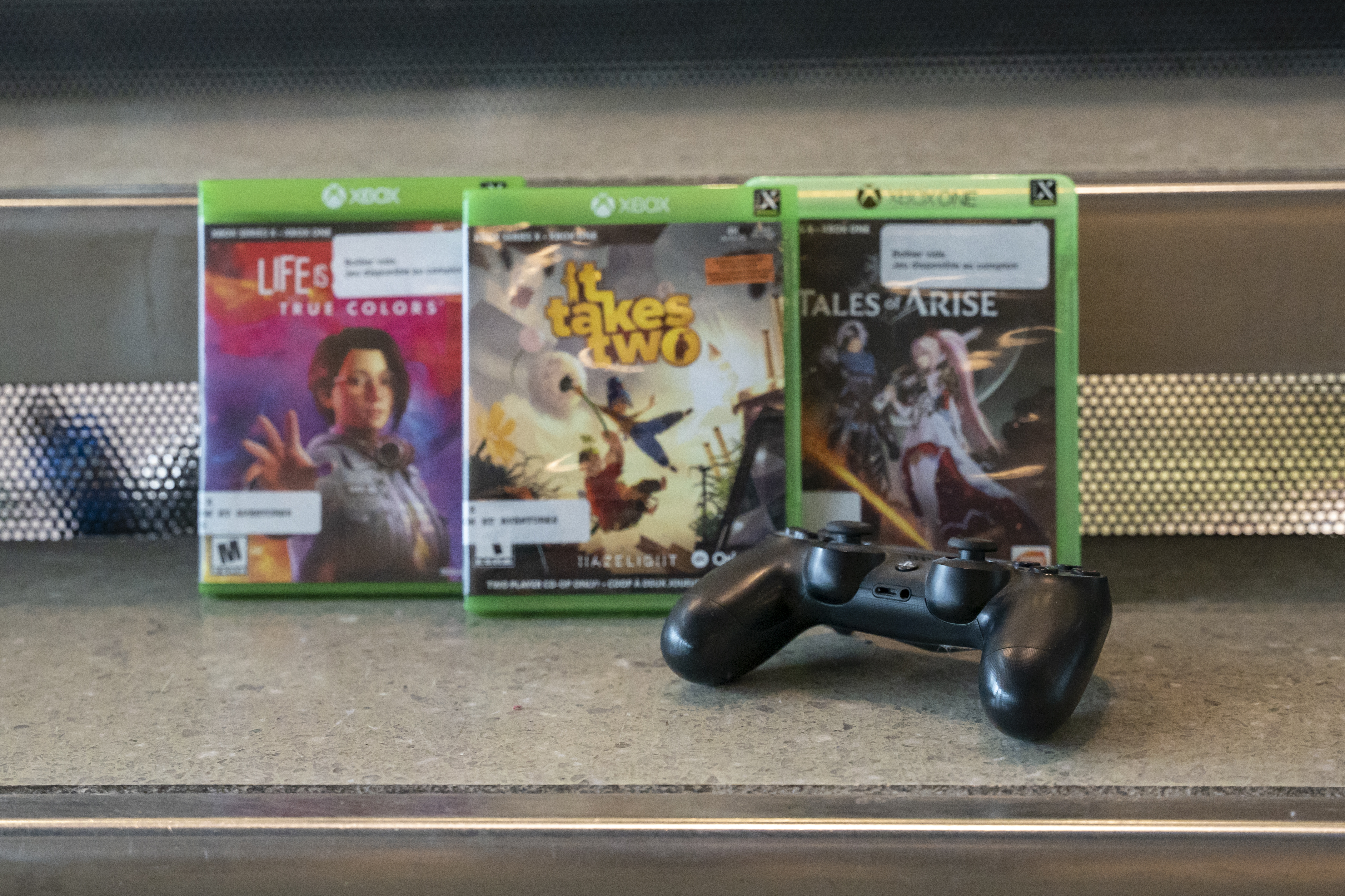 Boîtiers des jeux vidéo suivants pour XBox : Life is strange True colors, It takes two et Tales of Arise.