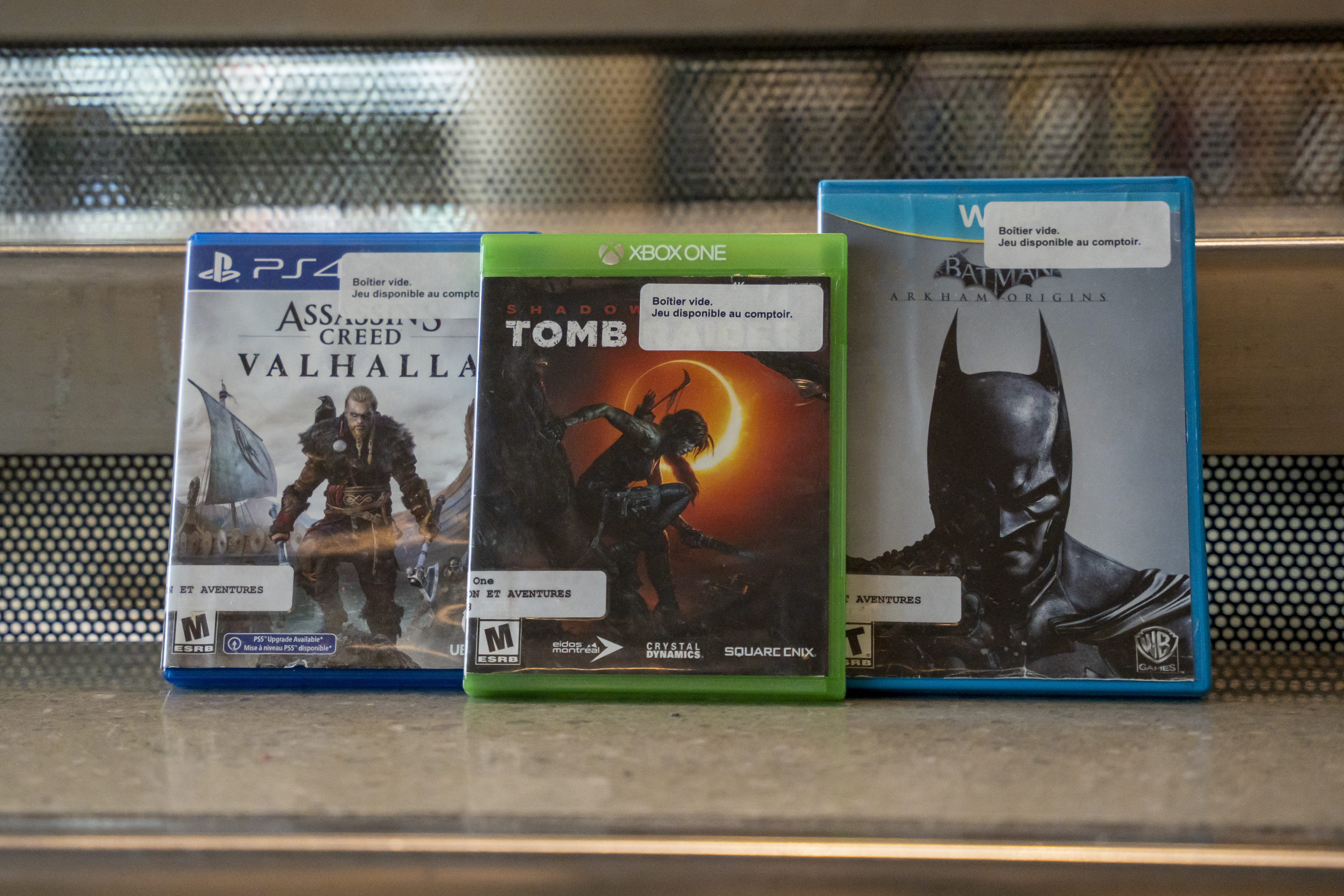 Boîtiers de jeux Assassin's Creed Valhalla (PS4), Shadow of the Tomb Raider (XBOX One) et Batman : Arkham Origins (Wii)