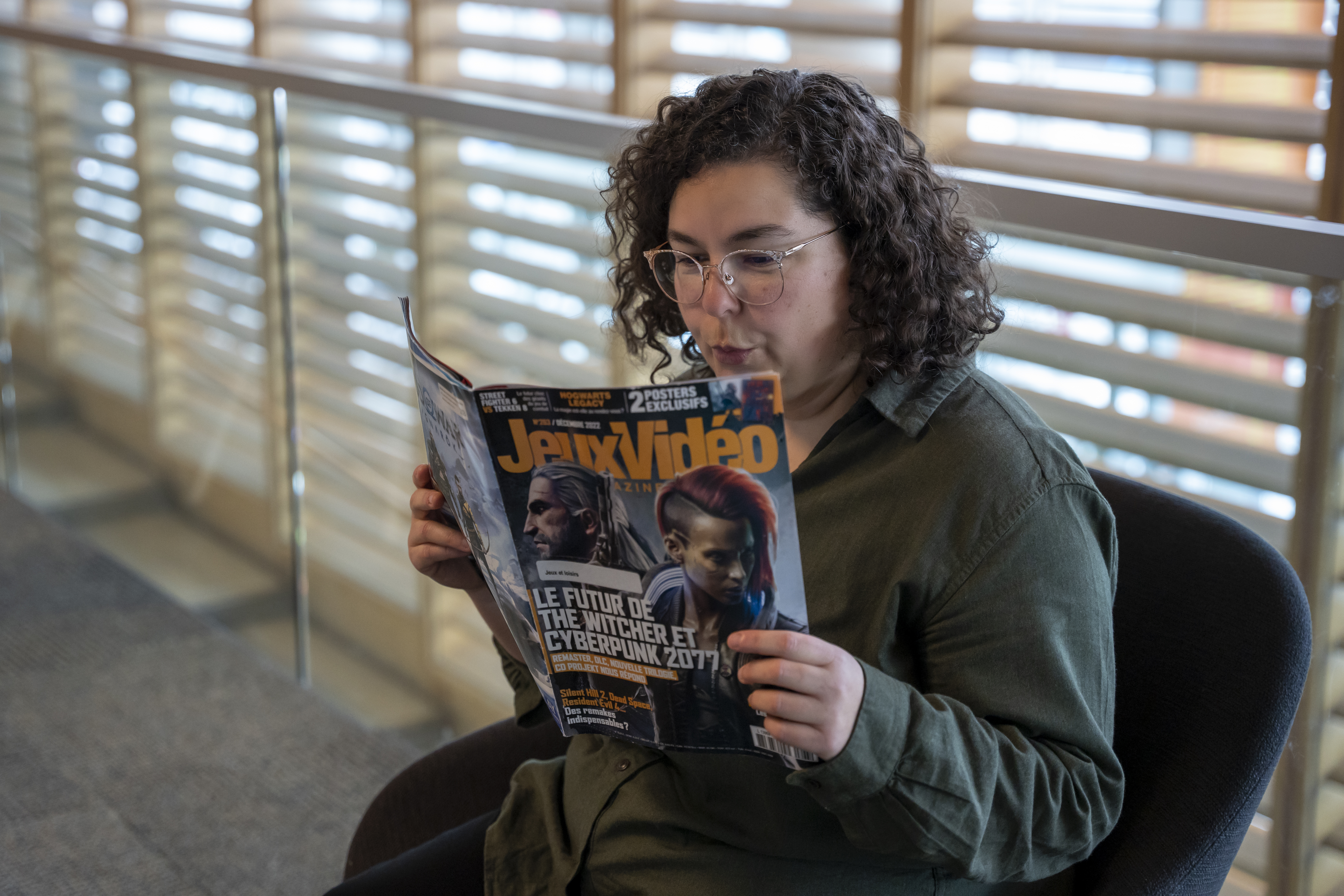 Femme lisant un numéro du magazine Jeux vidéo.