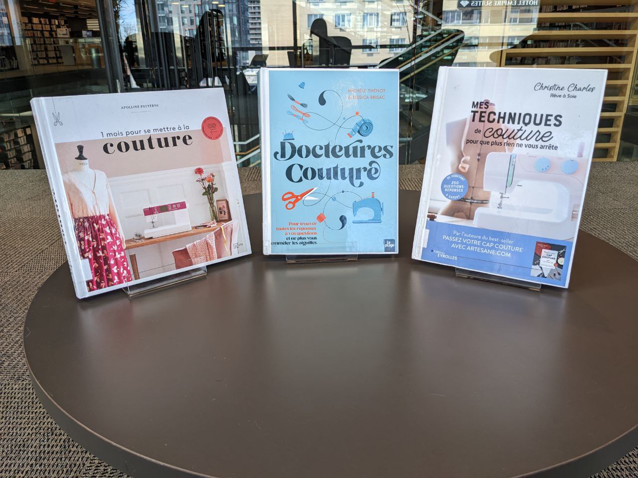 3 livres : 1 mois pour se mettre à la couture, Docteurs couture et Mes techniques de couture.