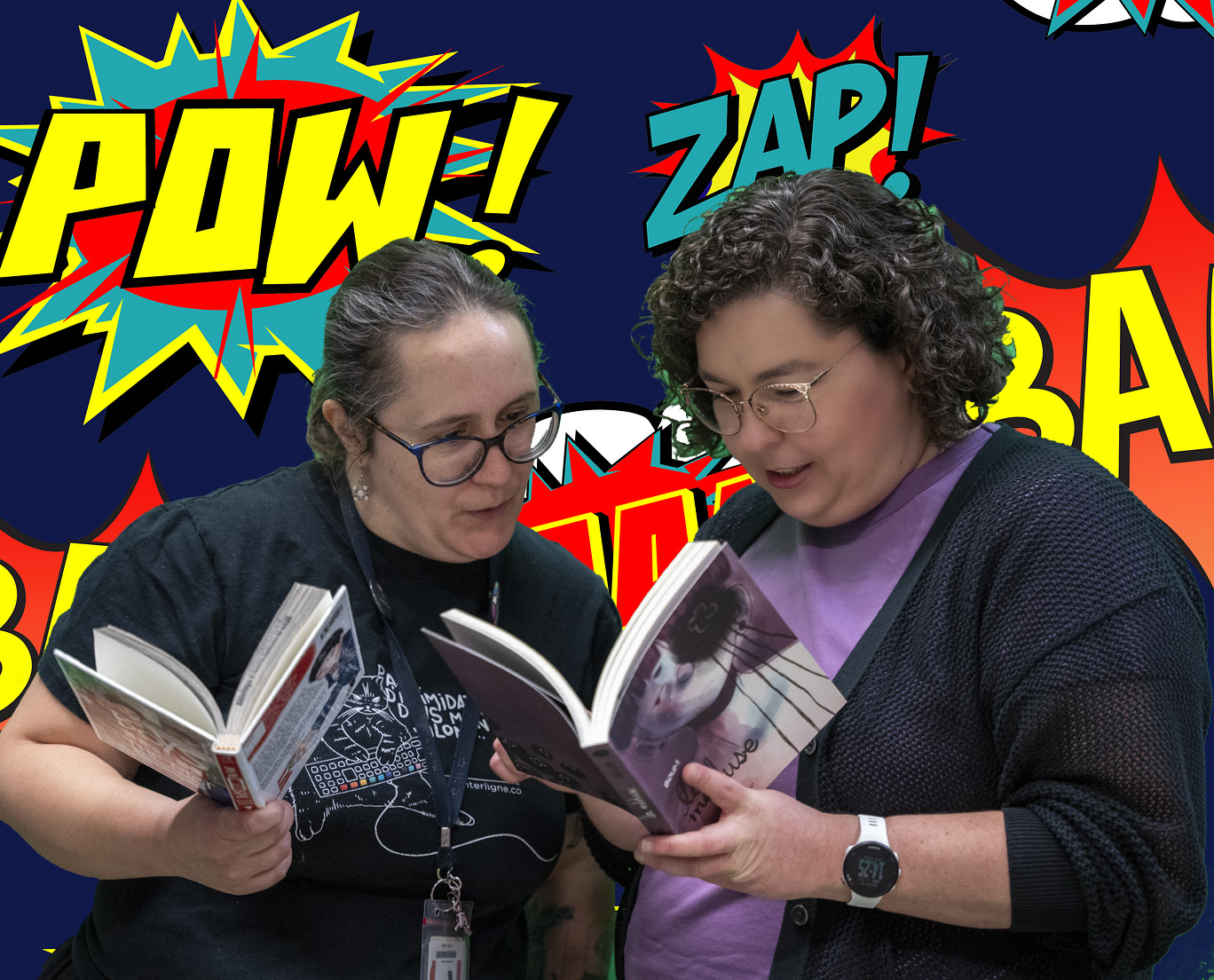 Deux femmes lisent des bandes dessinées.