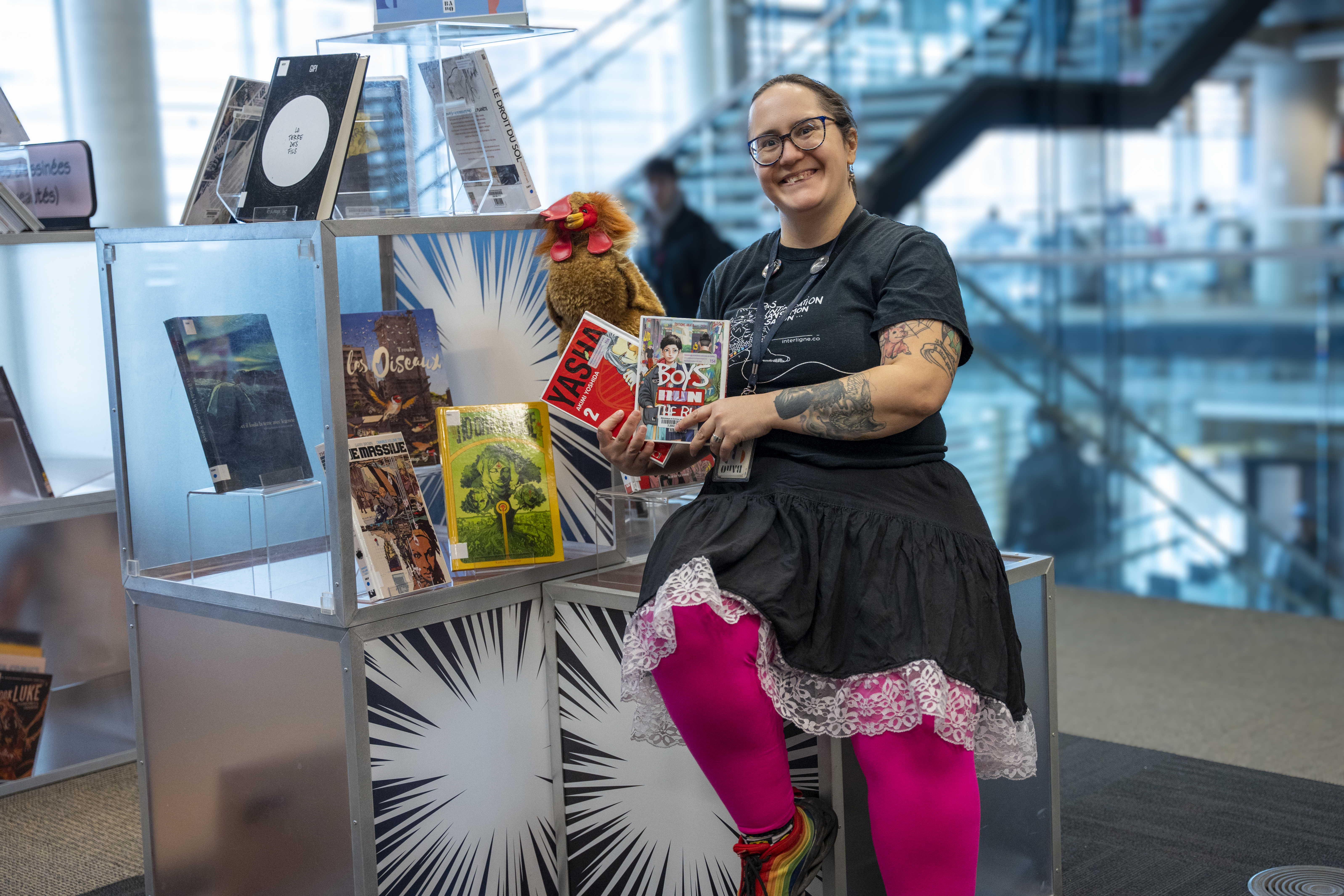 Femmes tenant des bandes dessinées dans ses mains, à la Grande Bibliothèque.