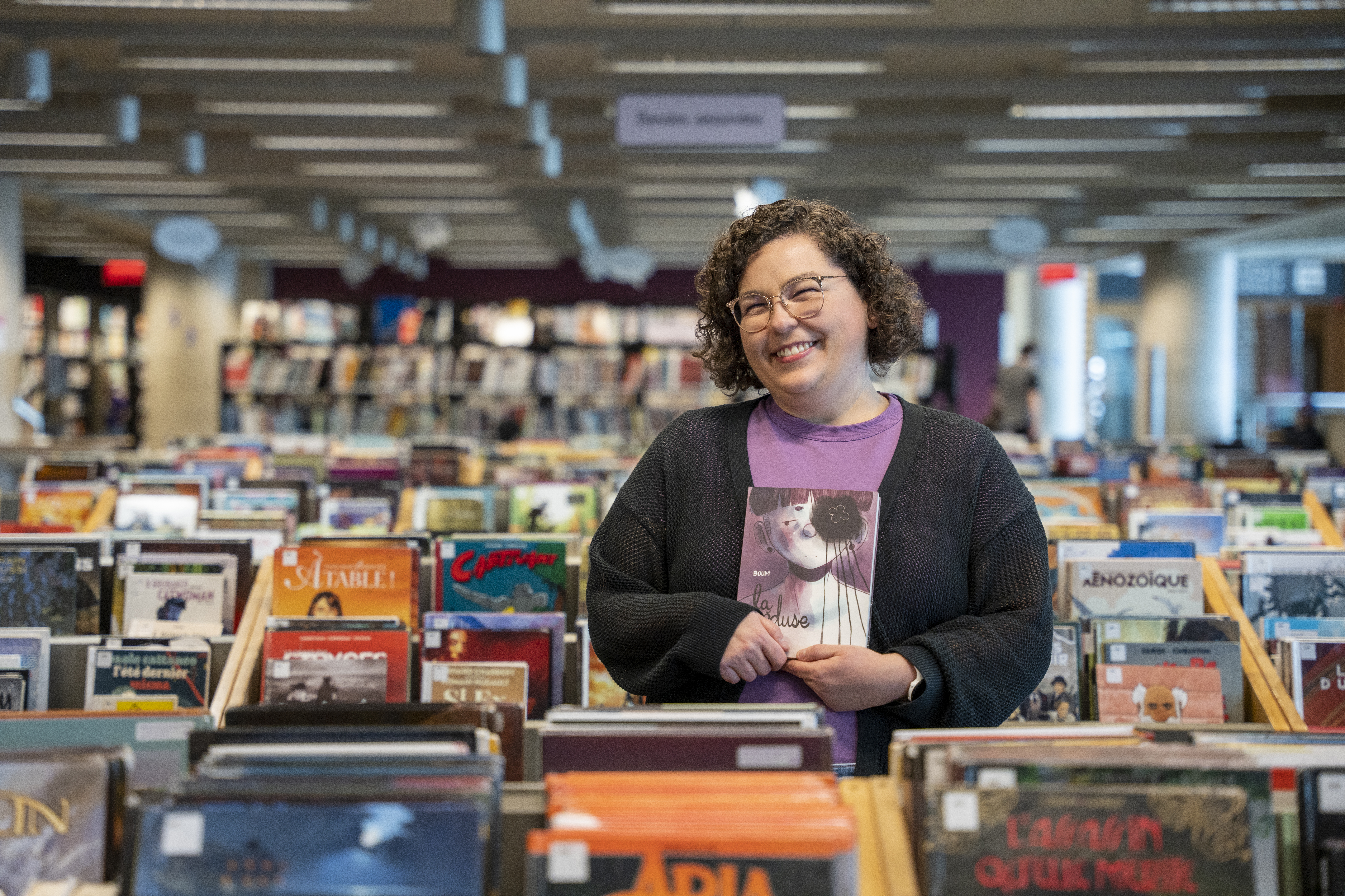 Femme dans la section des bandes dessinées de la Grande Bibliothèque.