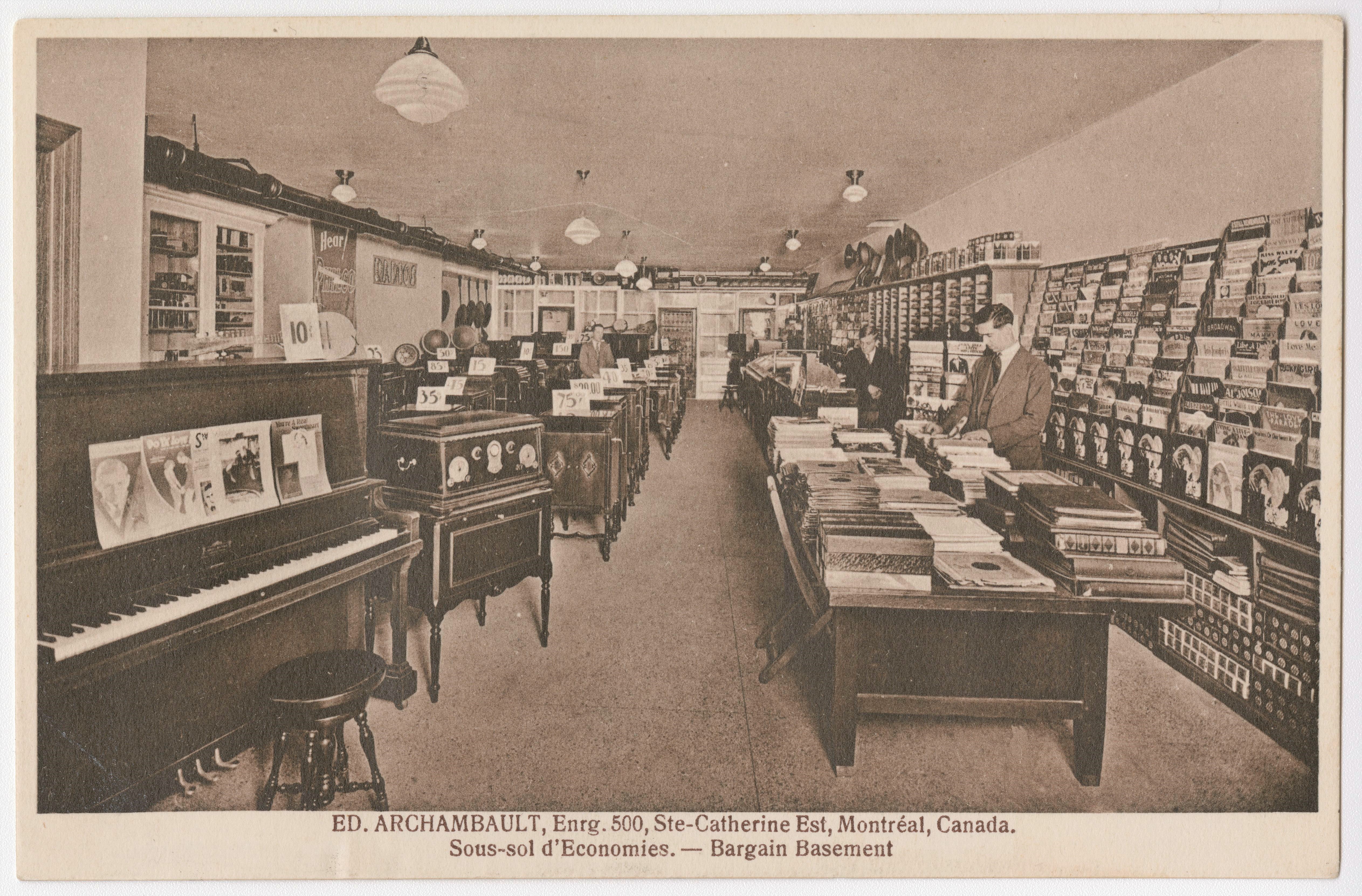 Photographie du sous-sol du magasin Archambault. Un piano est visible à l'avant-plan. Sur des étagères, des disques.
