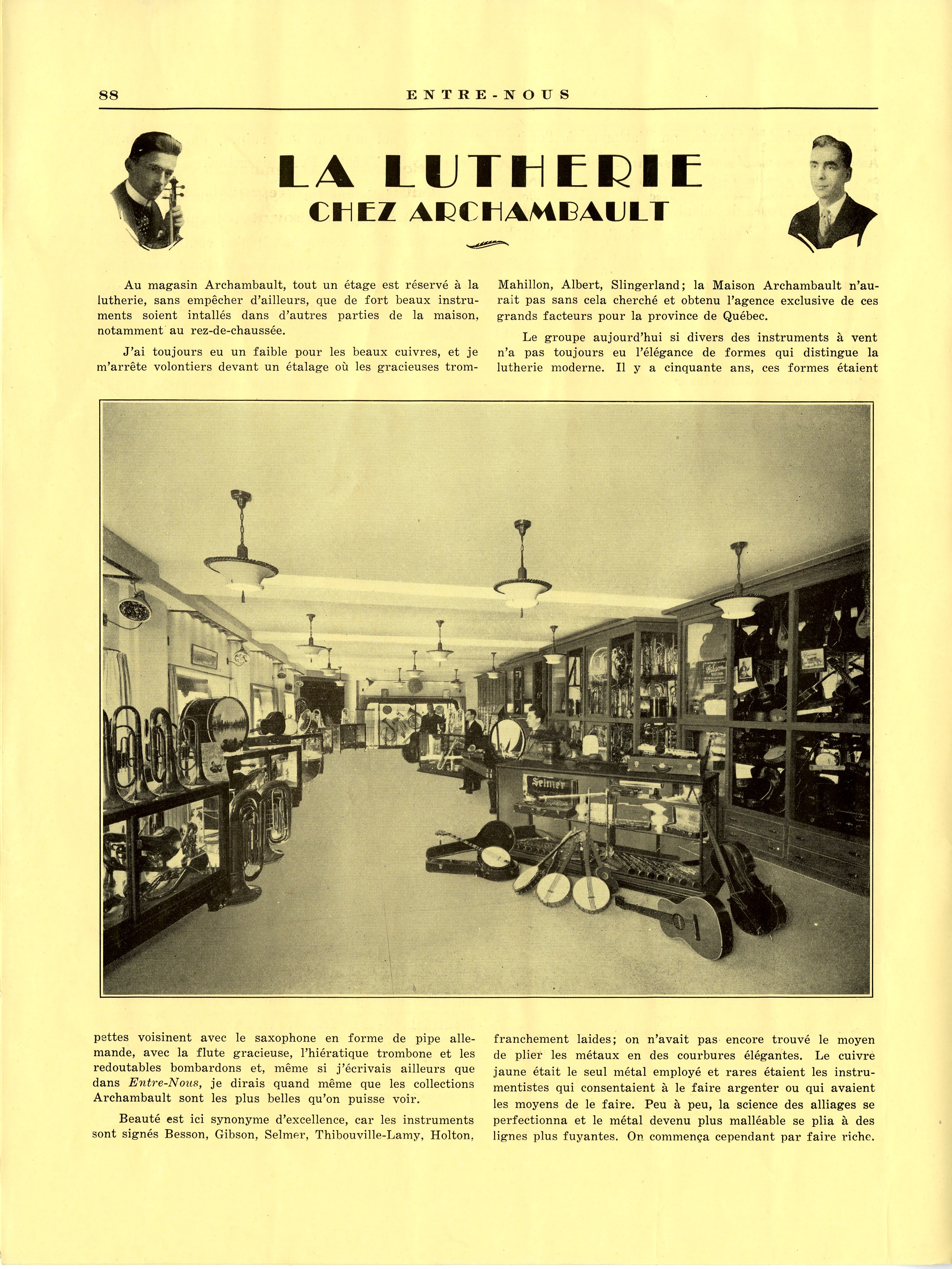 Photographie de l'étage de la lutherie. On aperçoit sur des étagères divers instruments à vent et à cordes.