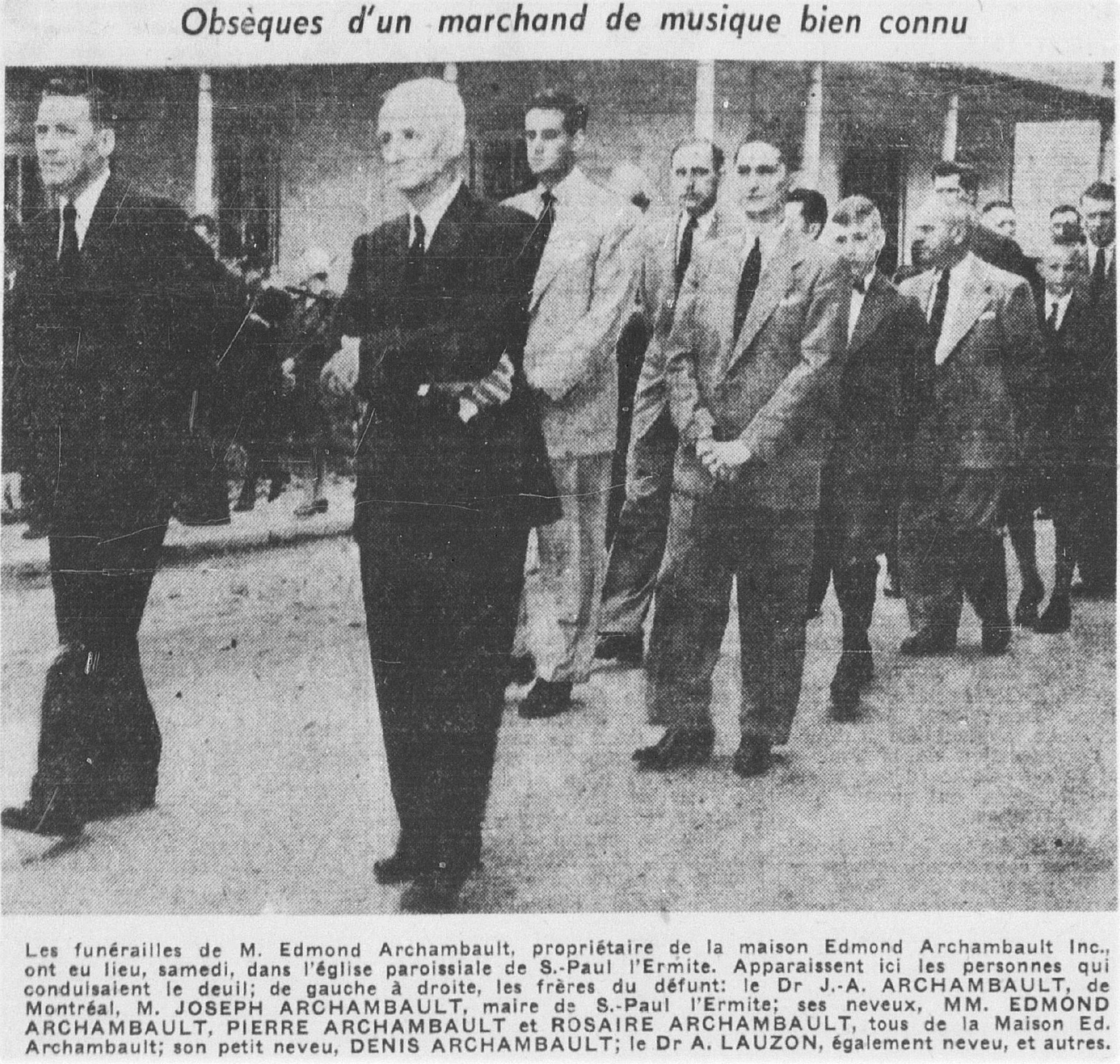 Cortège d'hommes suivant un cercueil