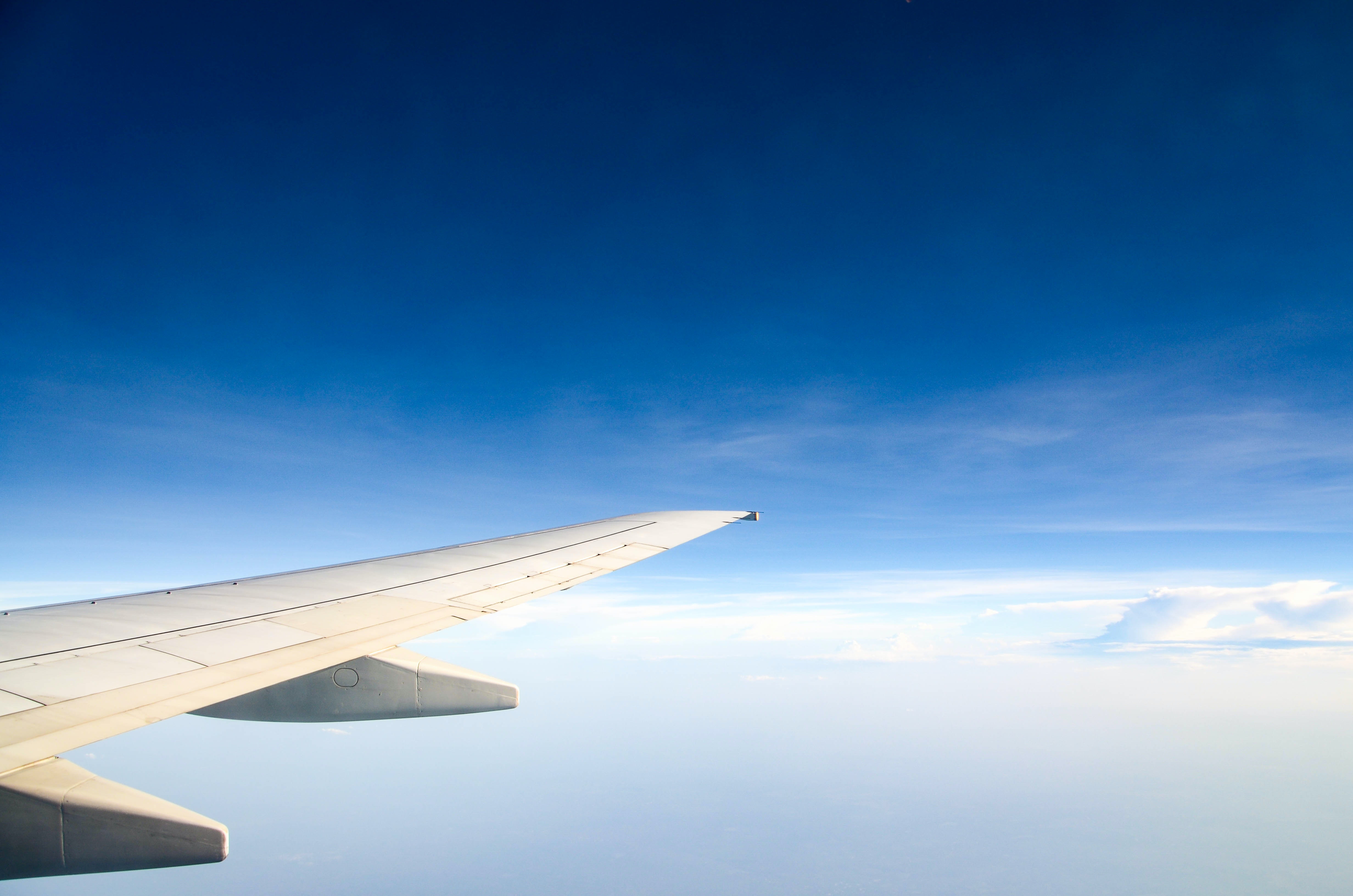 Aile d'un avion dans le ciel.