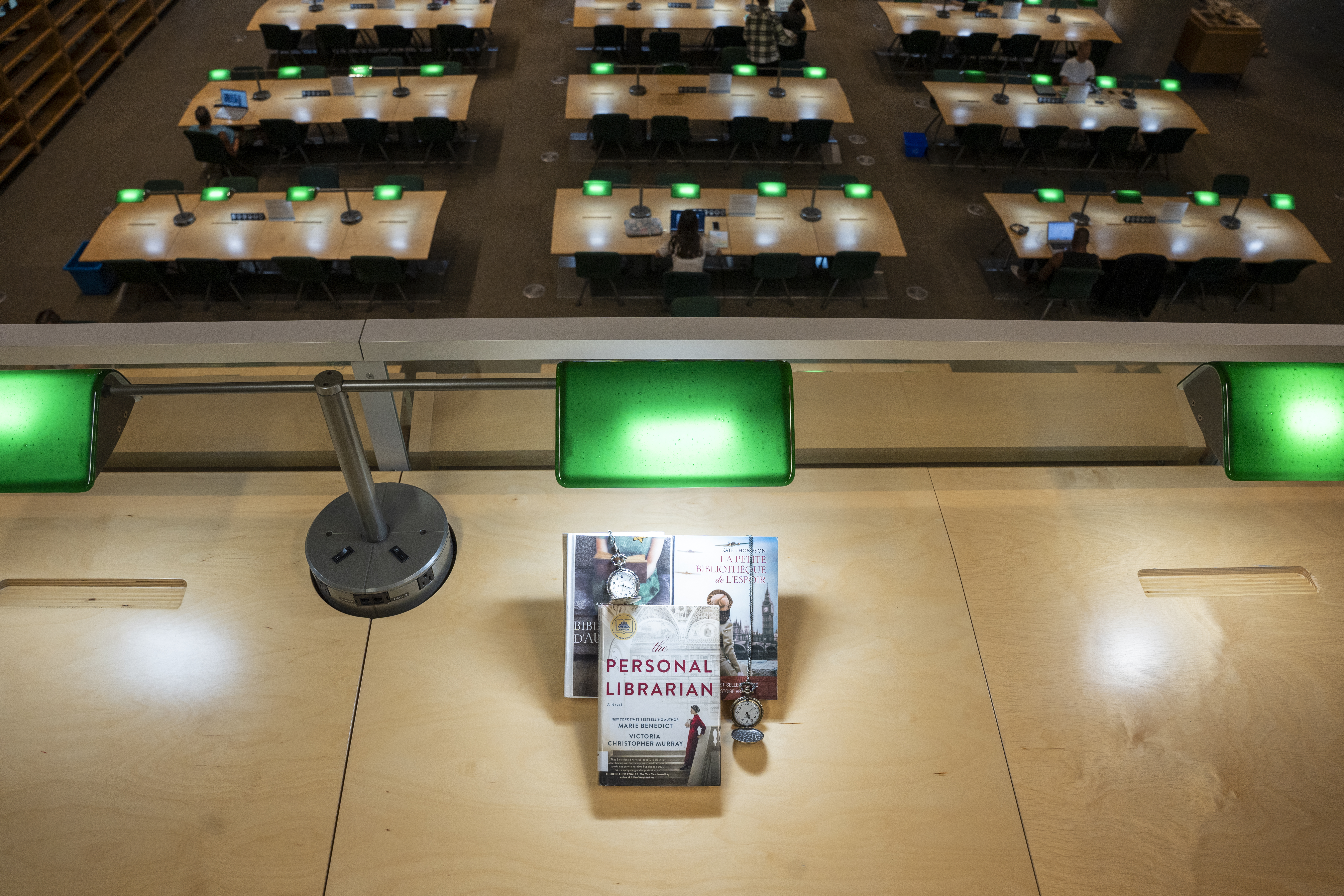 Sur une table de la salle de la Bibliothèque nationale à la Grande Bibliothèque, trois livres, dont « The Personal Librarian » et « La petite bibliothèque de l'espoir ».