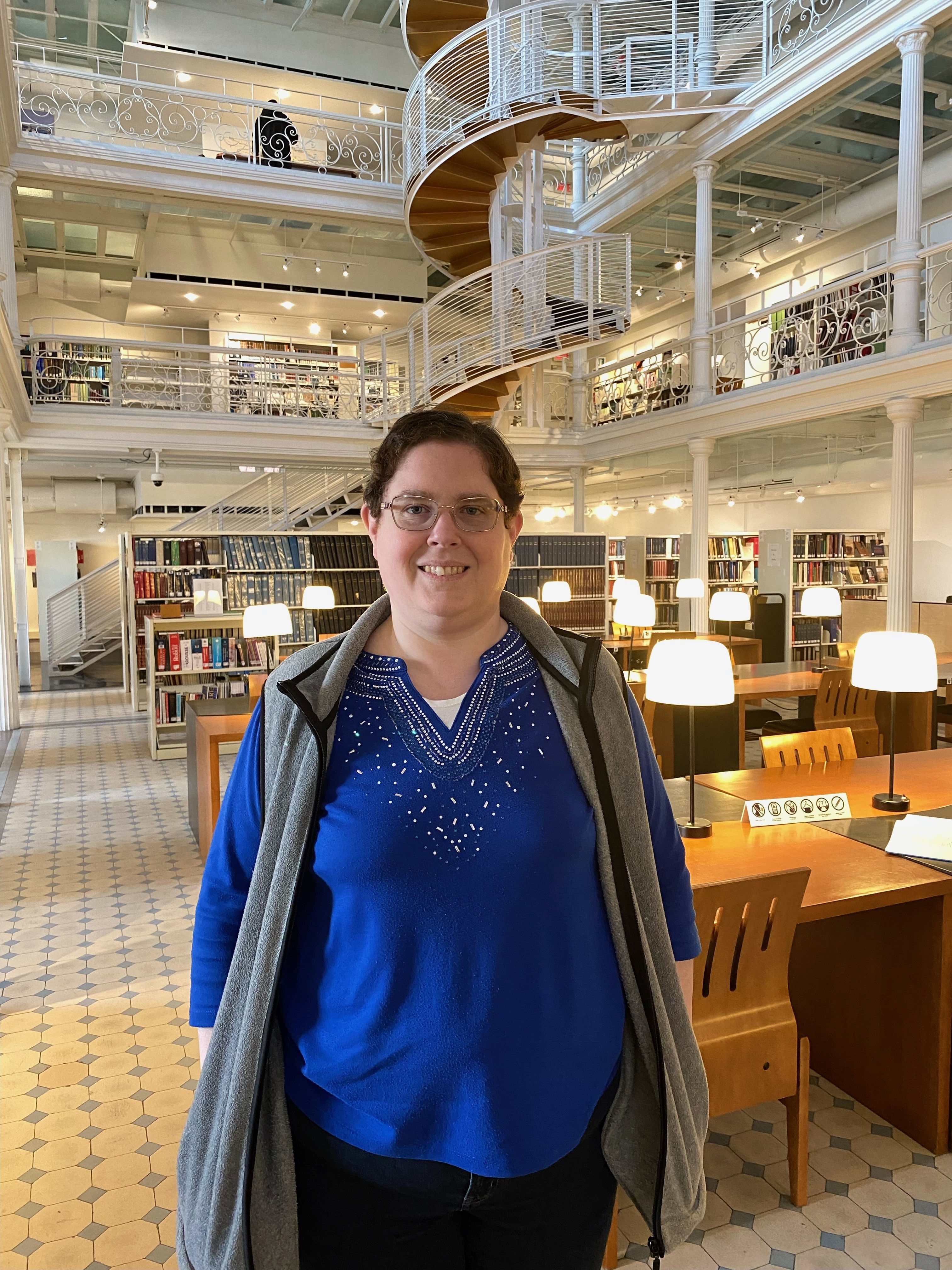 Hélène Chartrand, technicienne en documentation aux Archives nationales à Montréal, dans la salle de consultation des archives à Montréal