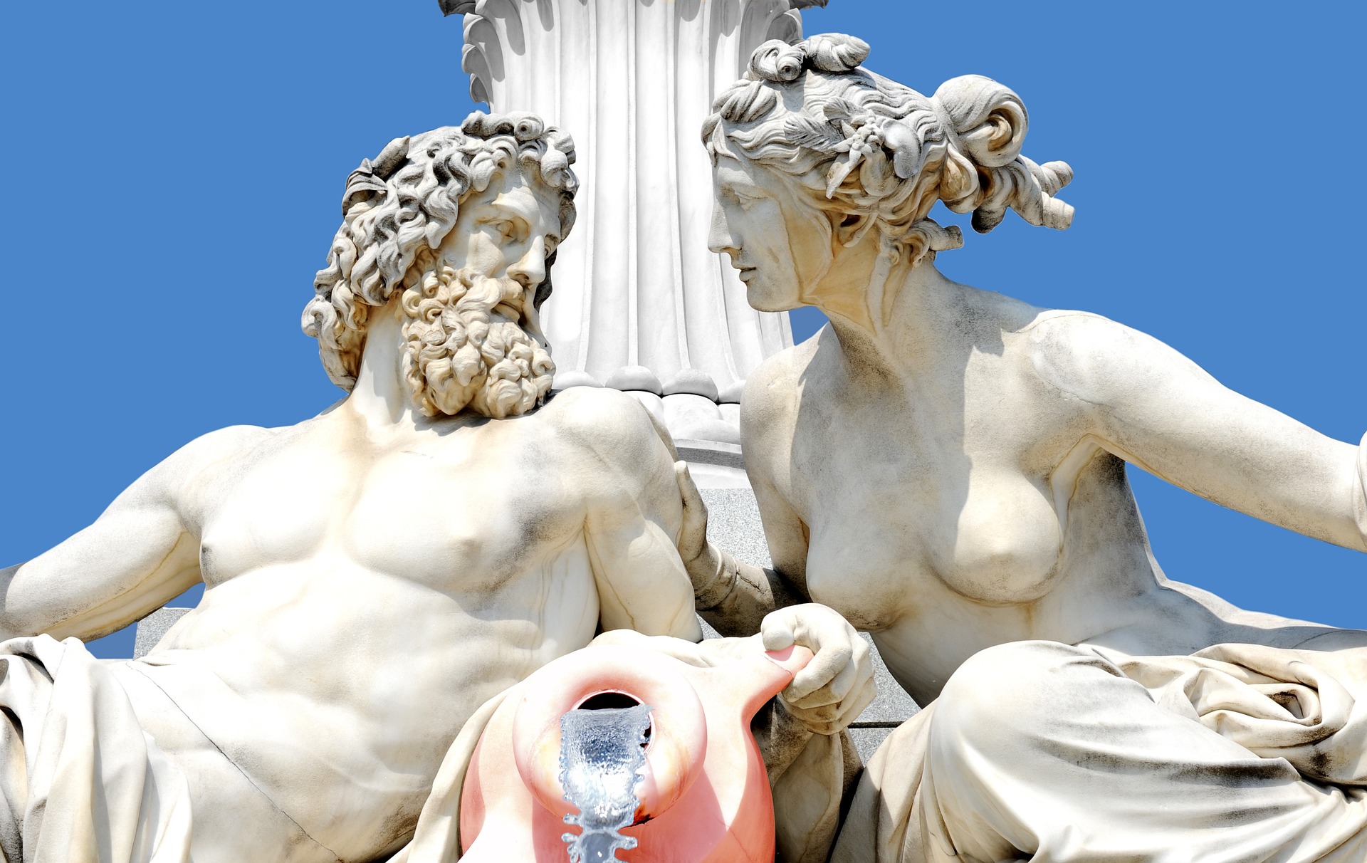 Sculpture de la Grèce antique représentant un homme et une femme.