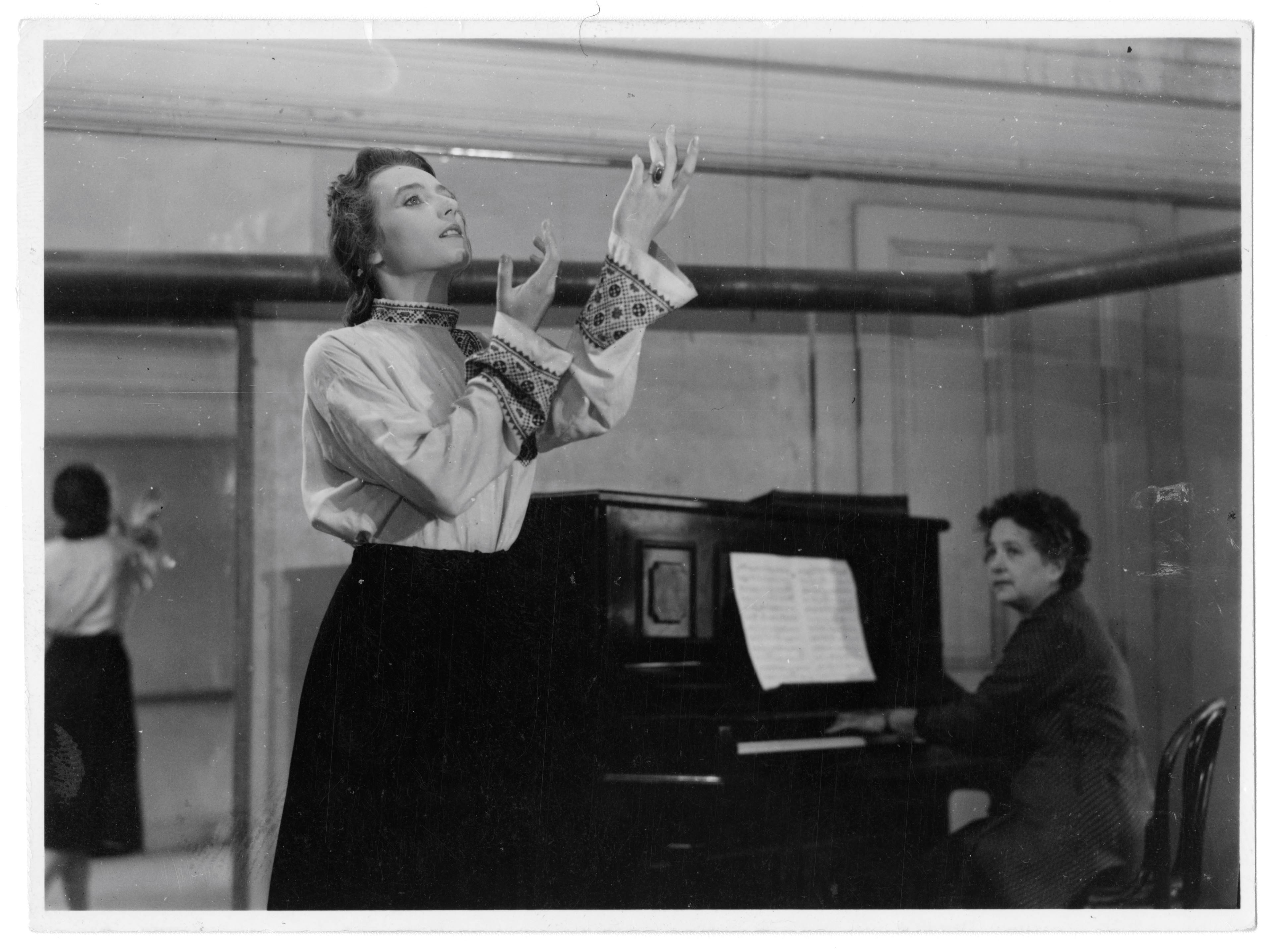 Ludmilla Chiriaeff pratiquant une chorégraphie avec une pianiste