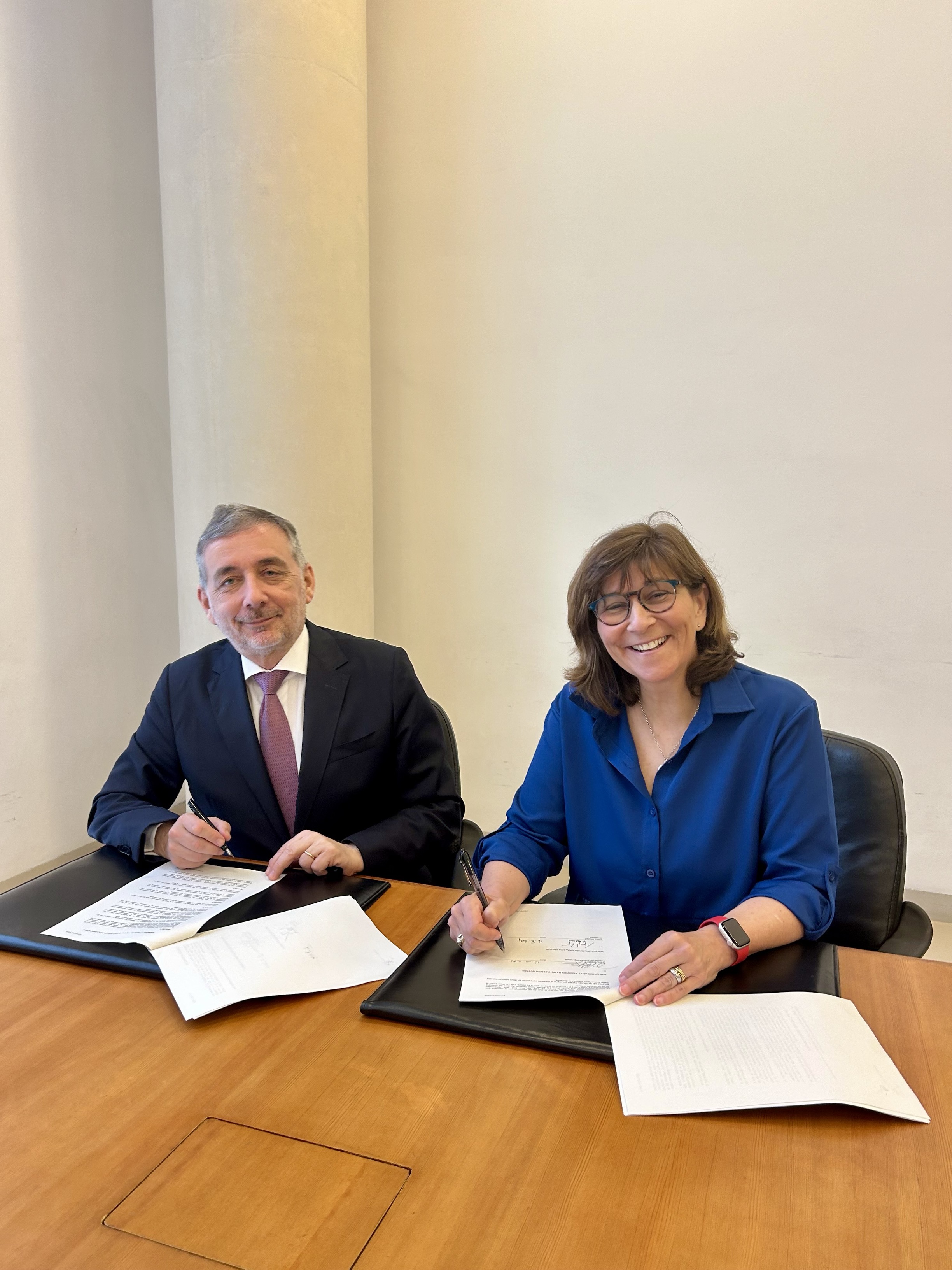 Un homme et une femme signant des papiers.