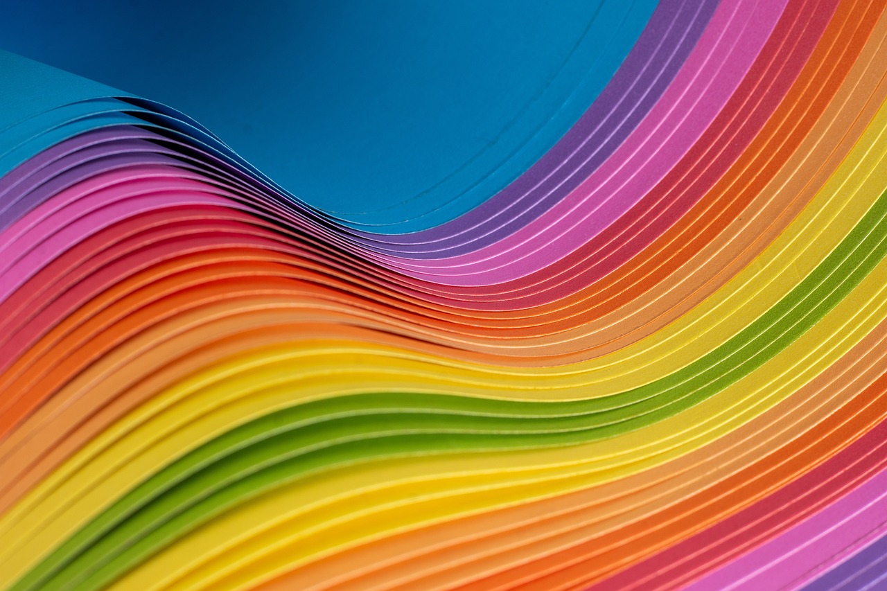 Drapeau de la fierté en forme de vague