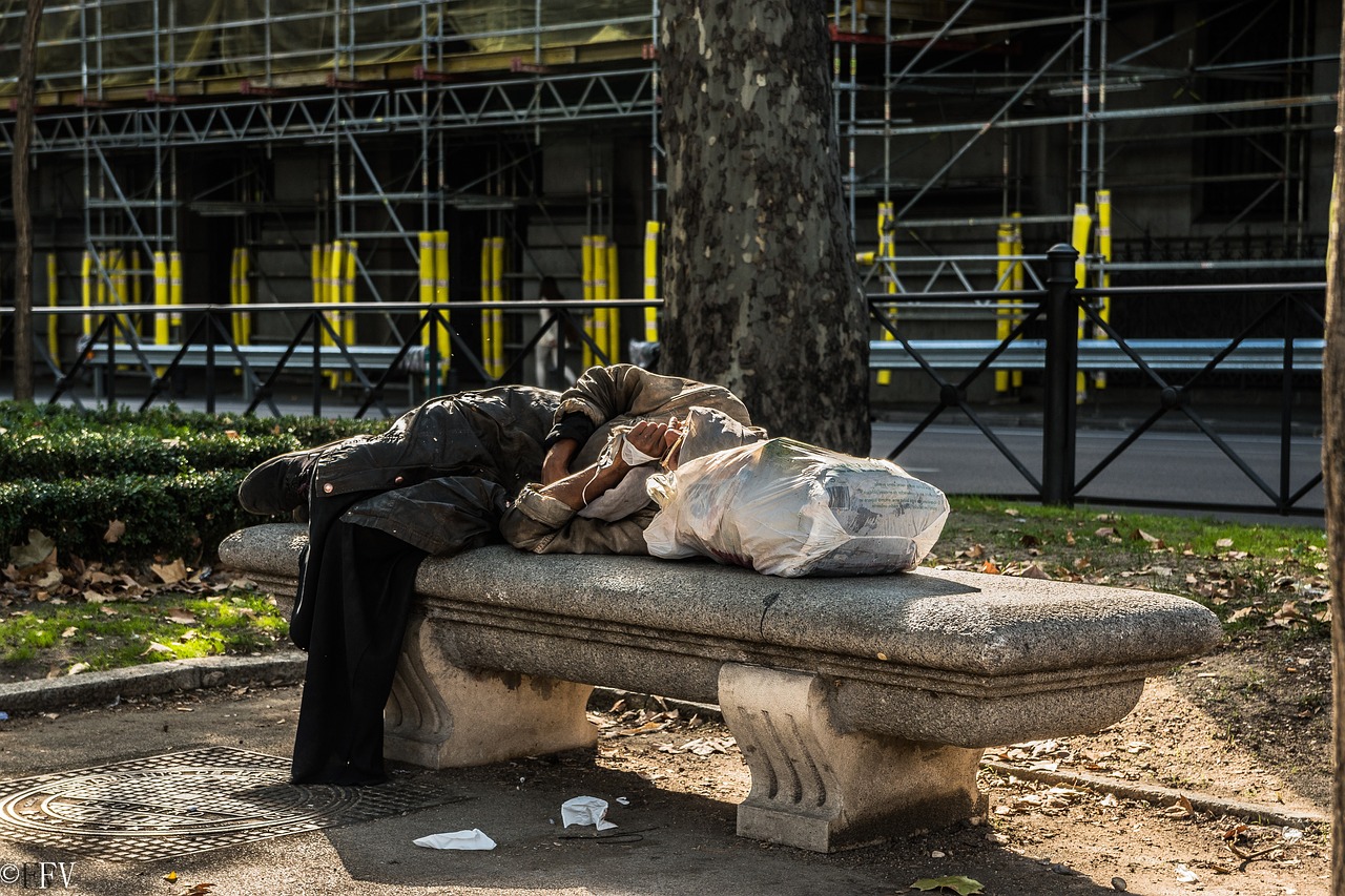 Personne sans-abri qui dort sur un banc de parc