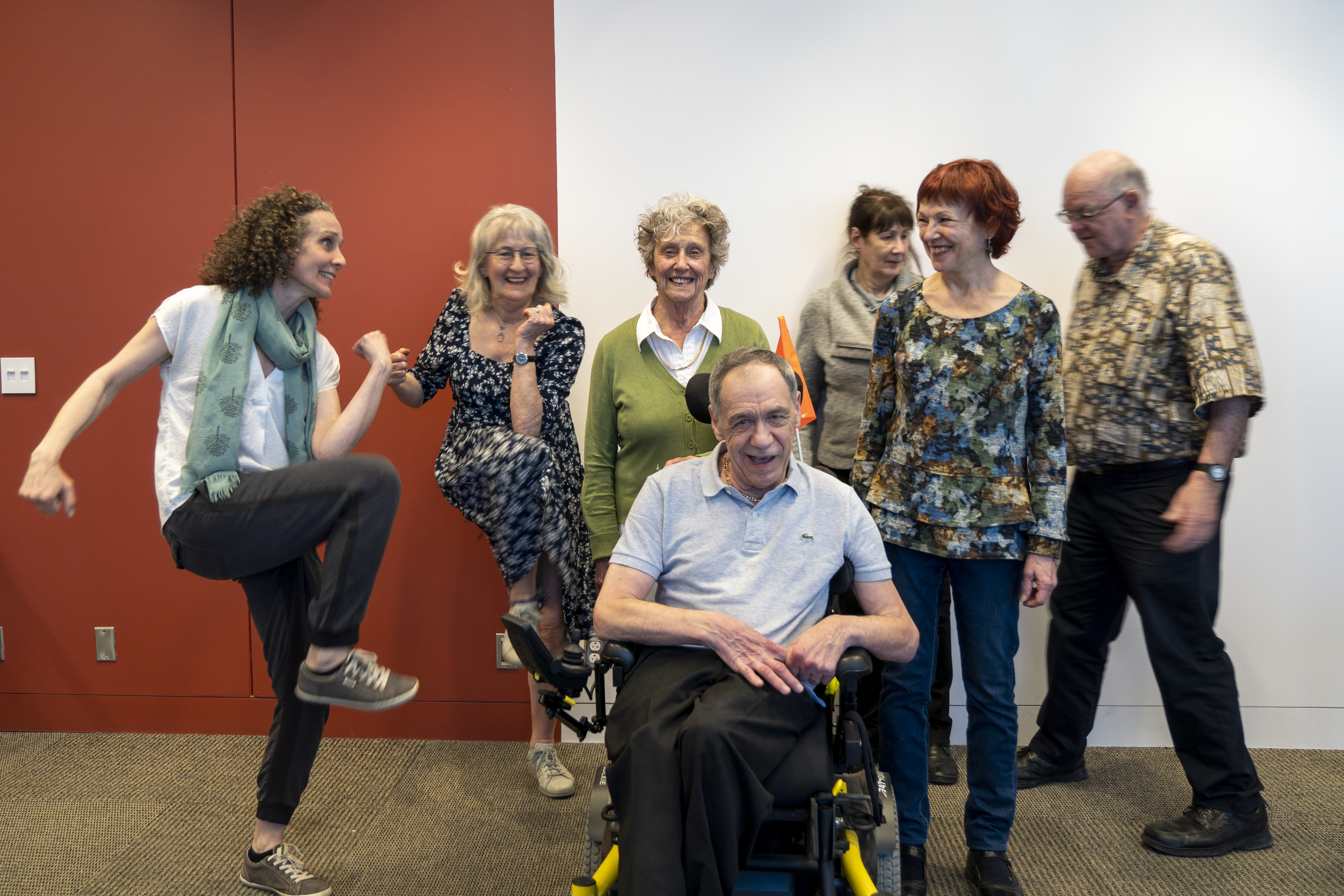 Groupe de personnes aînées dans une salle