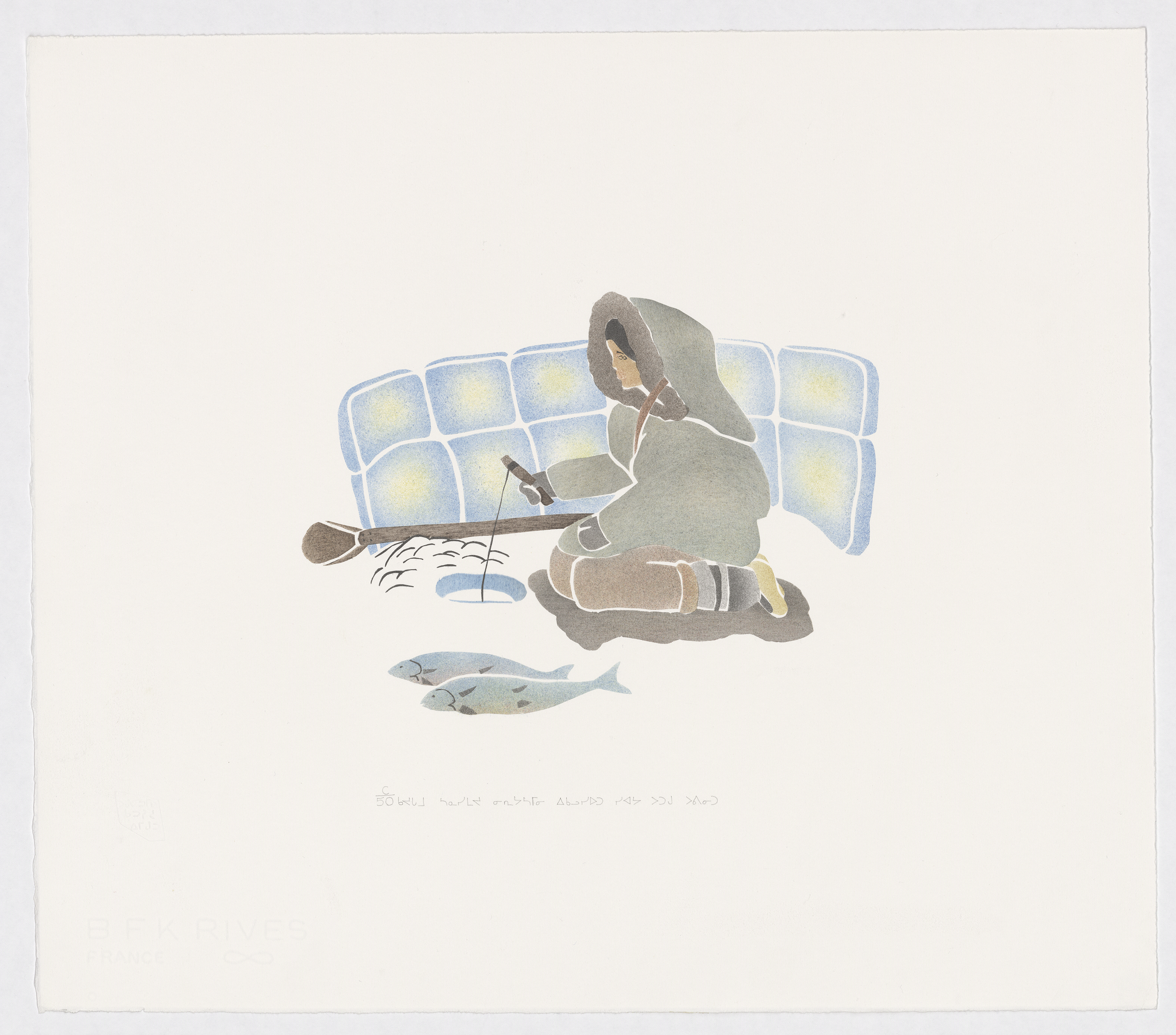 Illustration d’une innue pêchant sur glace. Deux prises se trouvent sur la glace près elle.