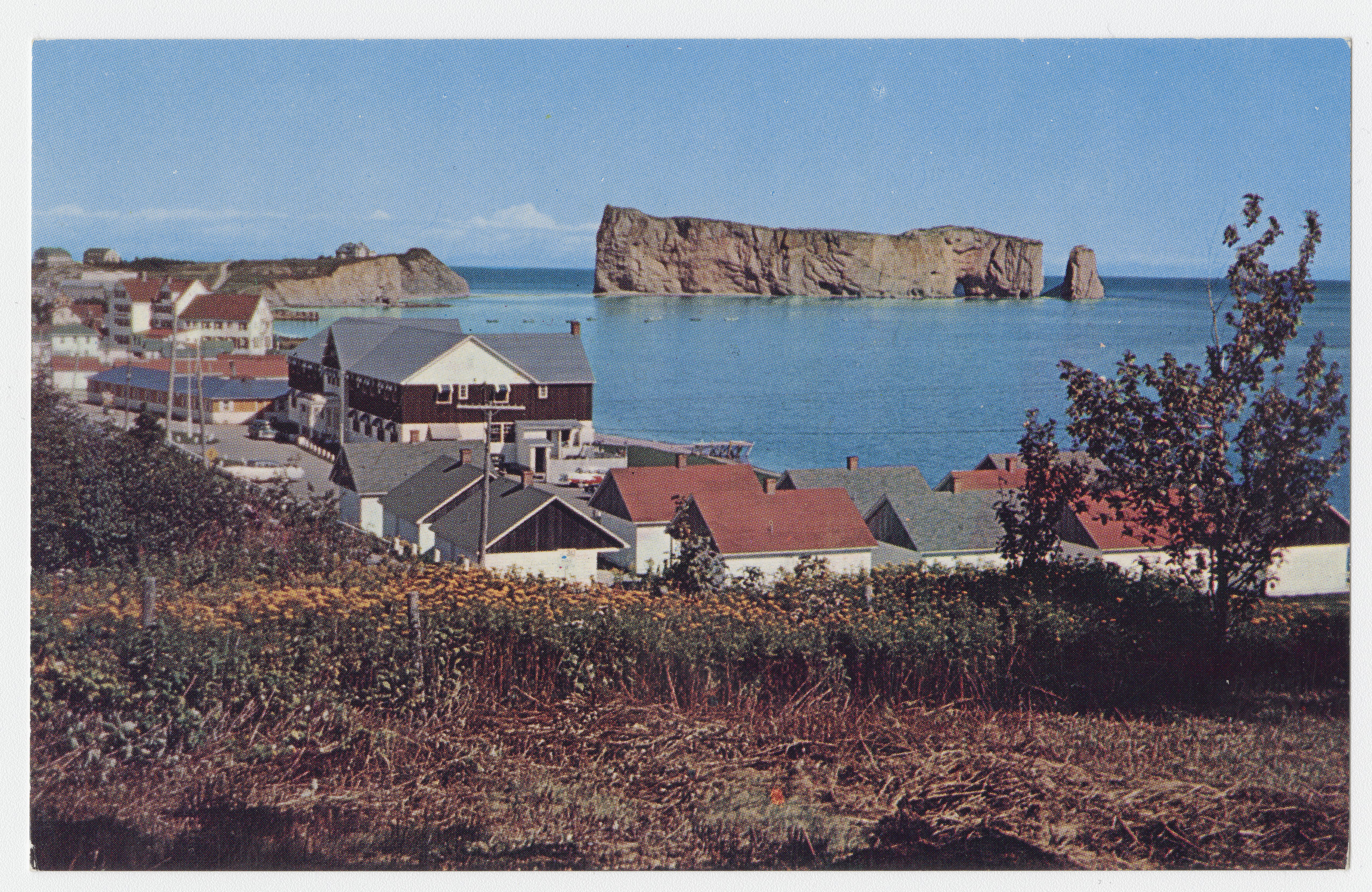 Paysage mettant de l'avant la ville de Percé et le rocher percé, à l'horizon.