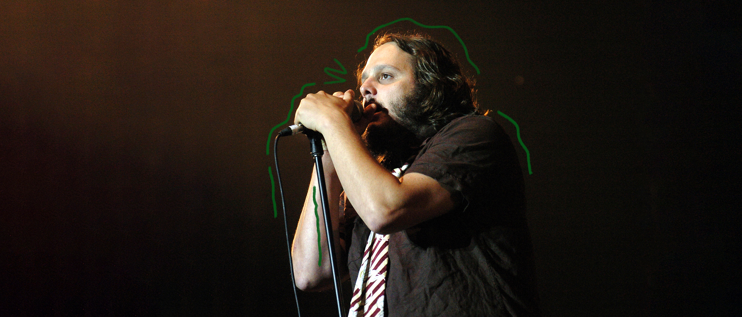 Karl Tremblay, le chanteur des Cowboys Fringants, chantant lors d'un concert