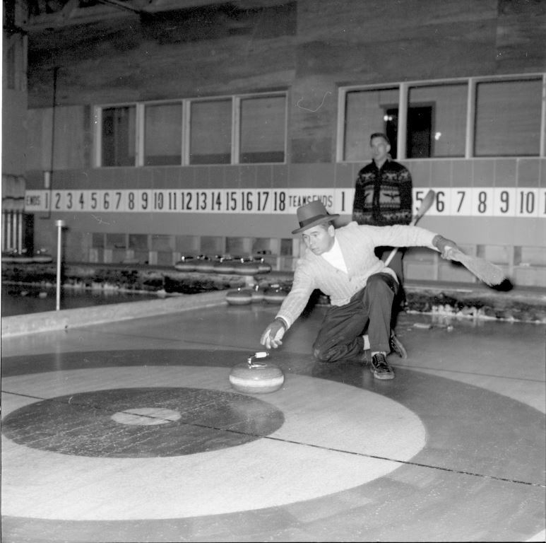 Photo noir et blanc d'un joueur de curling.