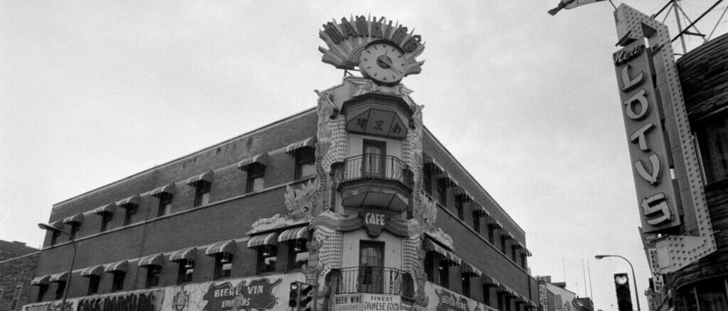 Le Nanking Café ouvre ses portes en 1933 à l’intersection des rues Clark et De la Gauchetière dans le quartier chinois, 1960-1970.