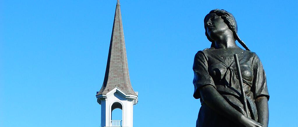 Statue d'Évangéline et église commémorative, Grand-Pré, Nouvelle-Écosse 