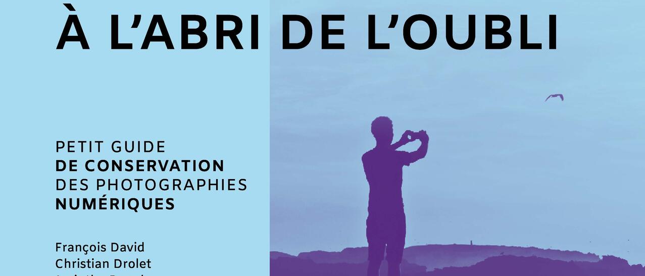 Un homme photographiant un paysage, une mère et son enfant, enfants  dans un canot