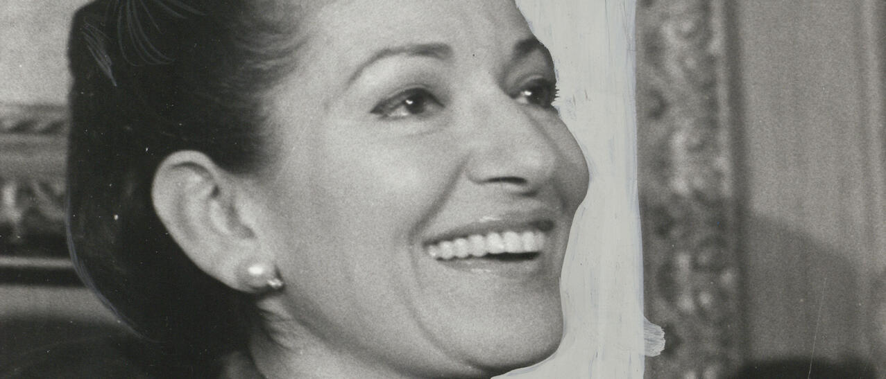 Portrait d'une femme souriant.