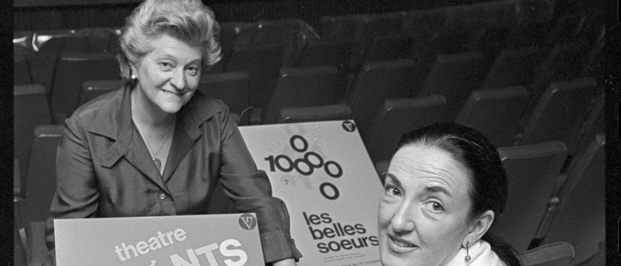 Mercedes Palomino et Yvette Brind’Amour montrant des affiches dans la salle de spectacle du Rideau vert.