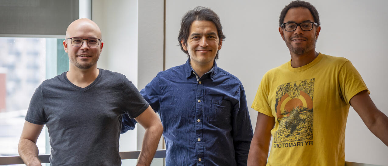 Trois hommes souriants.
