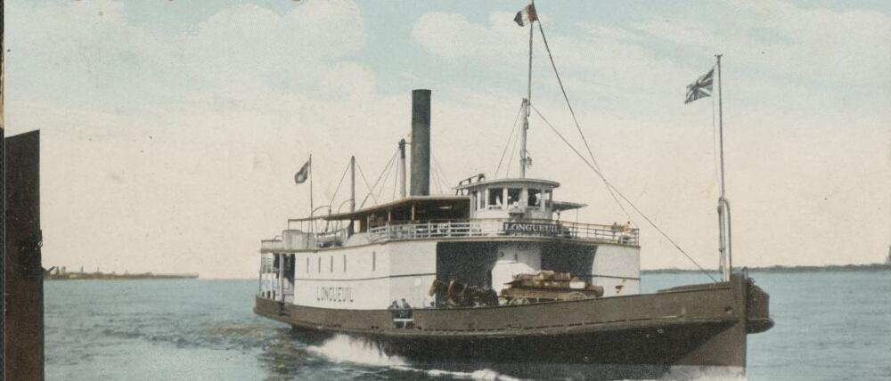 On aperçoit le traversier de Longueuil sur l'eau.